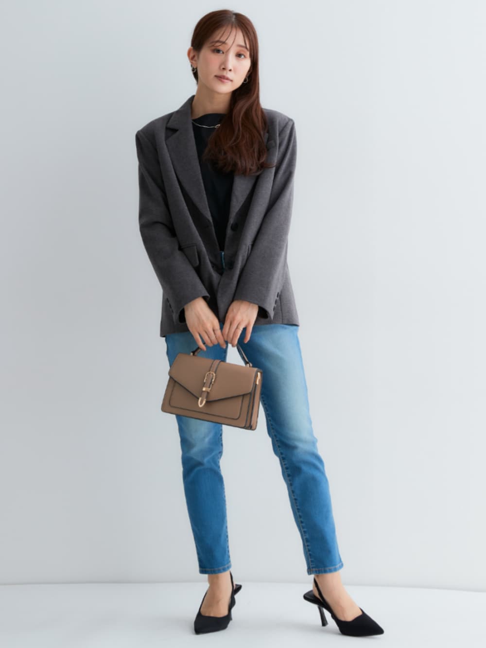 ブルー系のデニムパンツ、ブルー系のデニムパンツ、ブラック系のTシャツ/カットソーを着用したレディースの秋コーディネートの2枚目の写真