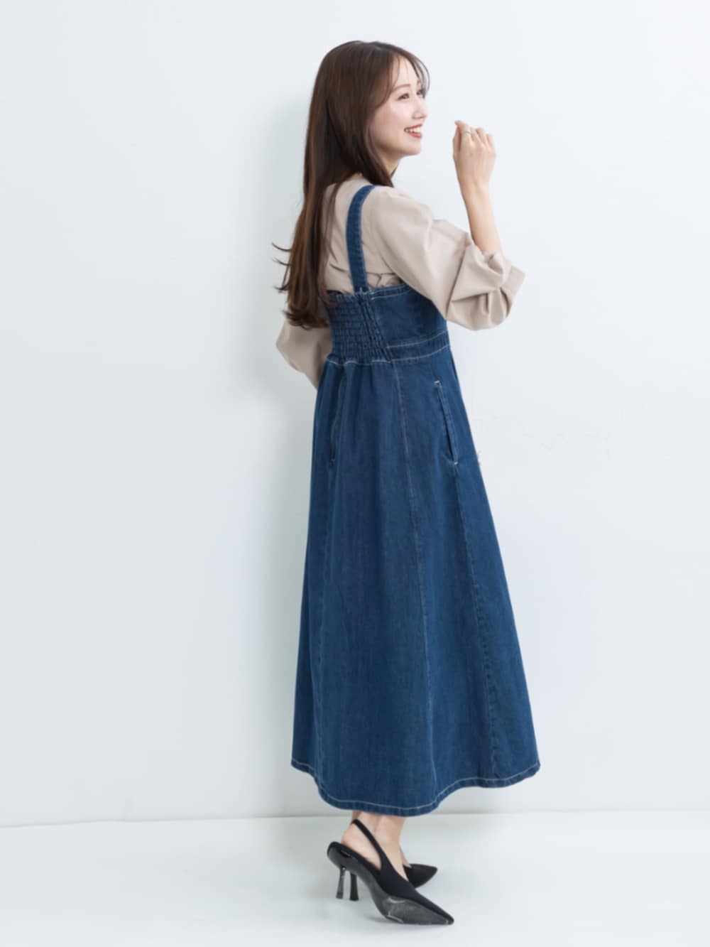 ベージュ系のシャツ/ブラウス、ブルー系のワンピース、ブラウン系のシャツ/ブラウスを着用したレディースの秋コーディネートの3枚目の写真