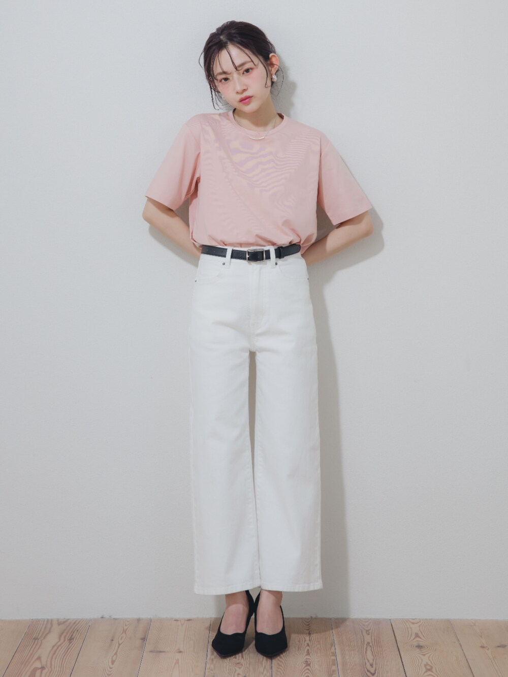 ピンク系のTシャツ/カットソー、ピンク系のTシャツ/カットソー、ホワイト系のパンツを着用したレディースの春コーディネートの2枚目の写真