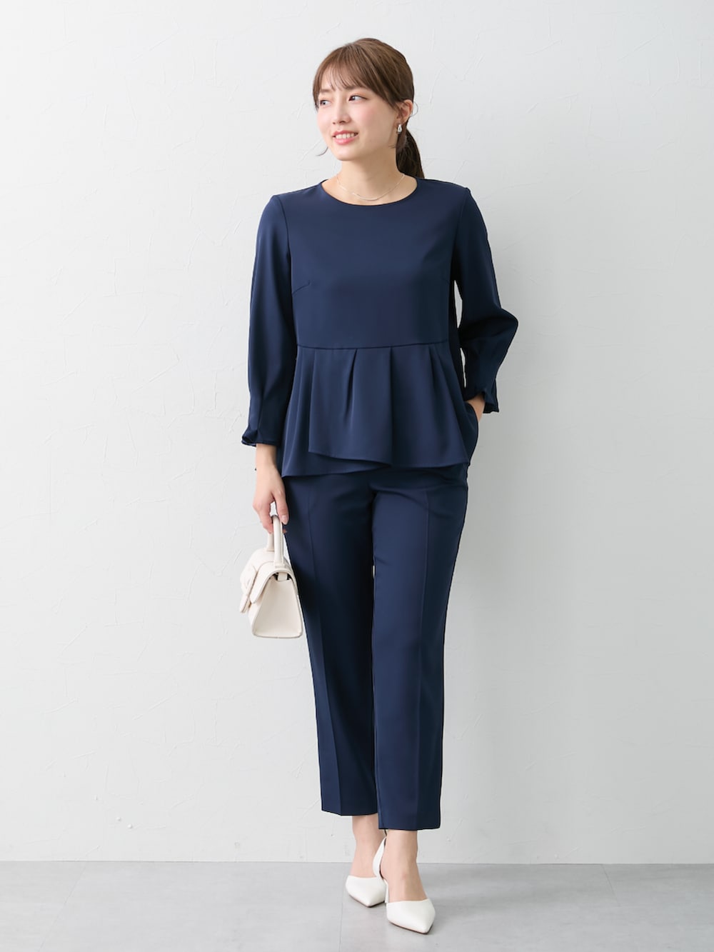 nissen（ニッセン）の「小さいサイズ 【レディーススーツ】フォーマル3点セットスーツ（ノーカラージャケット+ペプラムブラウス+テーパードパンツ）  低身長さん・小柄女性（スーツセット）」 - WEAR [ニッセン] 小さいサイズ 【レディーススーツ】 ペプラムジャケット(セットアップ対応) 低身長さん・小柄女性