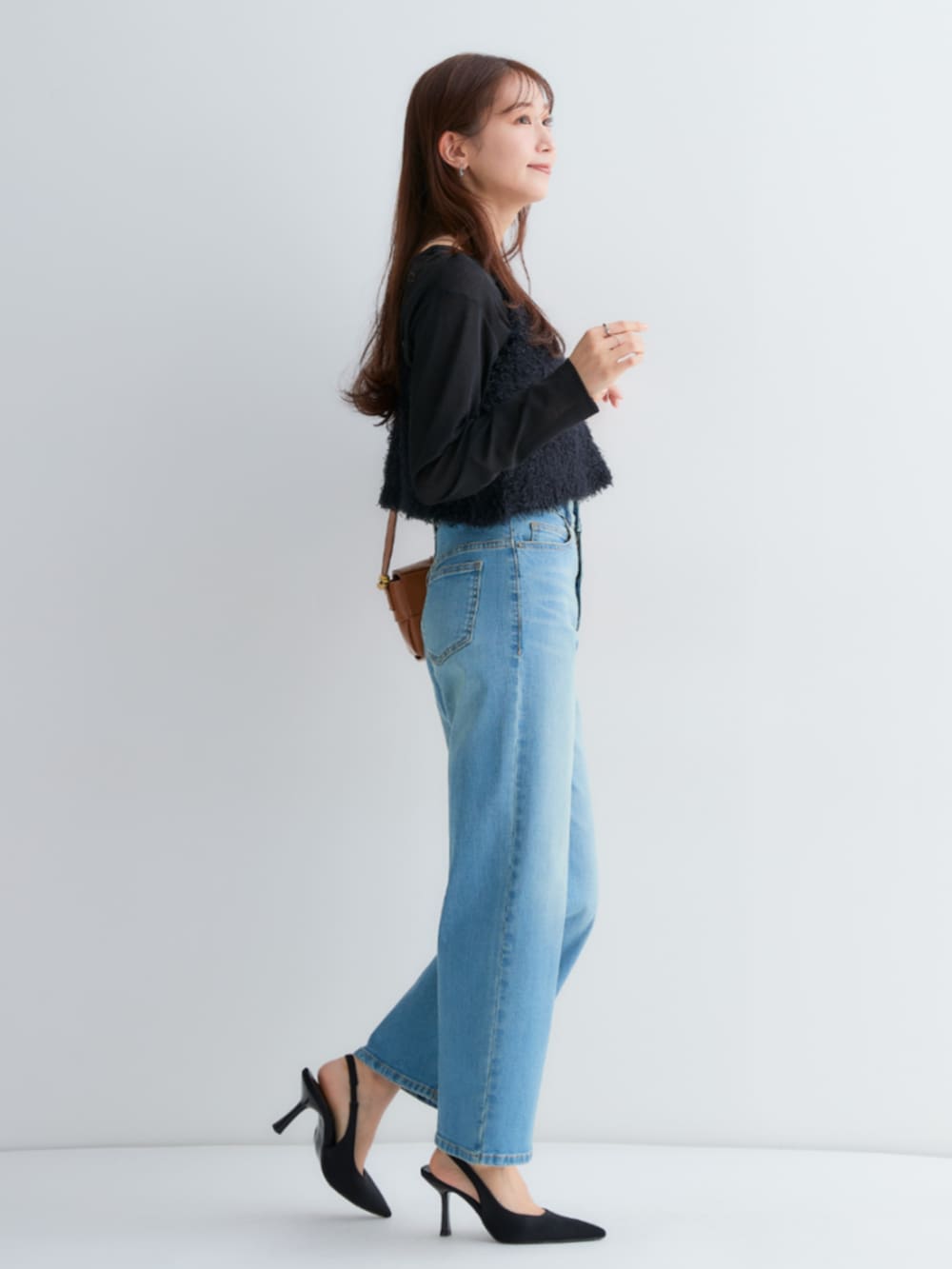 ブルー系のパンツ、ブラック系のTシャツ/カットソー、ブルー系のデニムパンツを着用したレディースの夏コーディネートの2枚目の写真