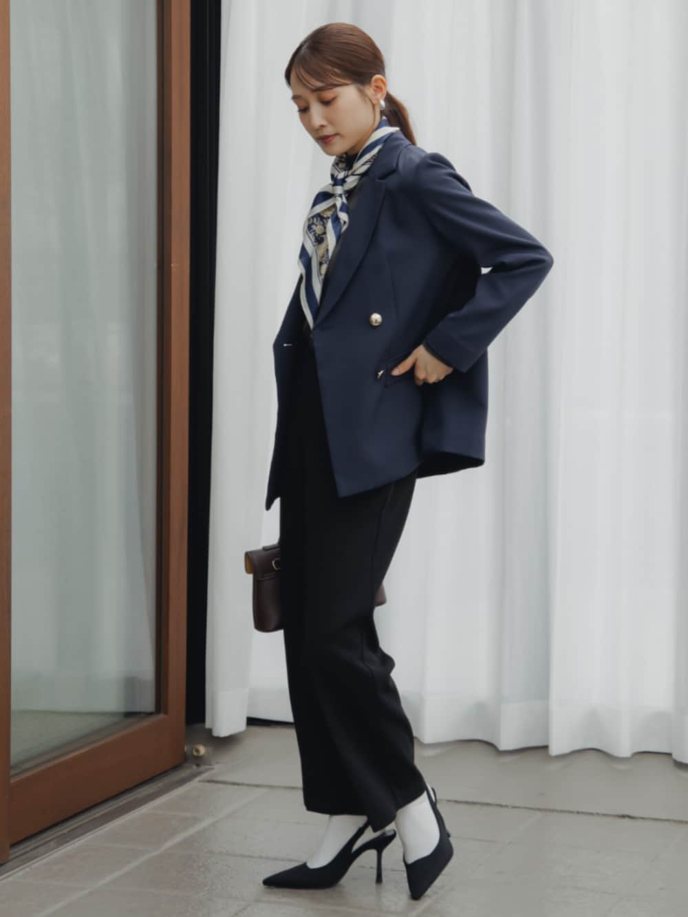 ブルー系のテーラードジャケット、ブルー系のテーラードジャケット、グレー系のニット/セーターを着用したレディースの秋コーディネートの3枚目の写真