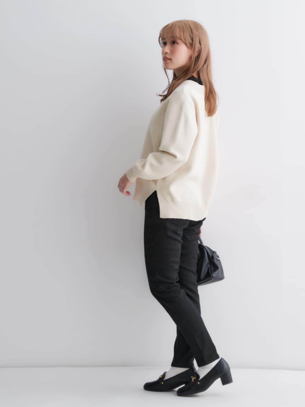 ホワイト系のTシャツ/カットソー、ホワイト系のTシャツ/カットソー、ベージュ系のニット/セーターを着用したレディースの夏コーディネートの3枚目の写真