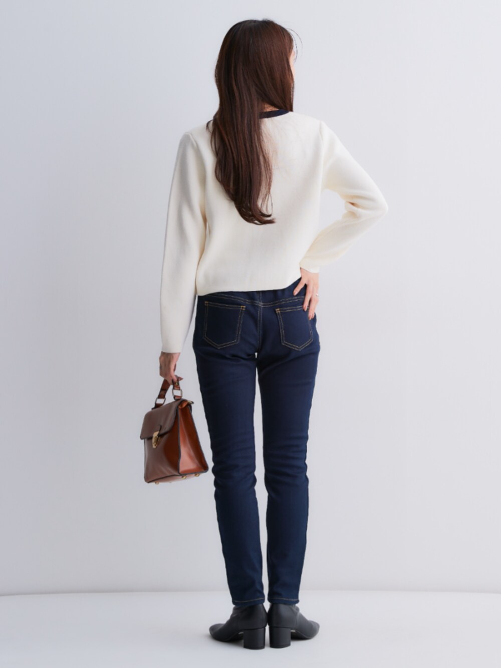 ブルー系のデニムパンツ、ホワイト系のカーディガン/ボレロ、ホワイト系のカーディガン/ボレロを着用したレディースの秋コーディネートの2枚目の写真