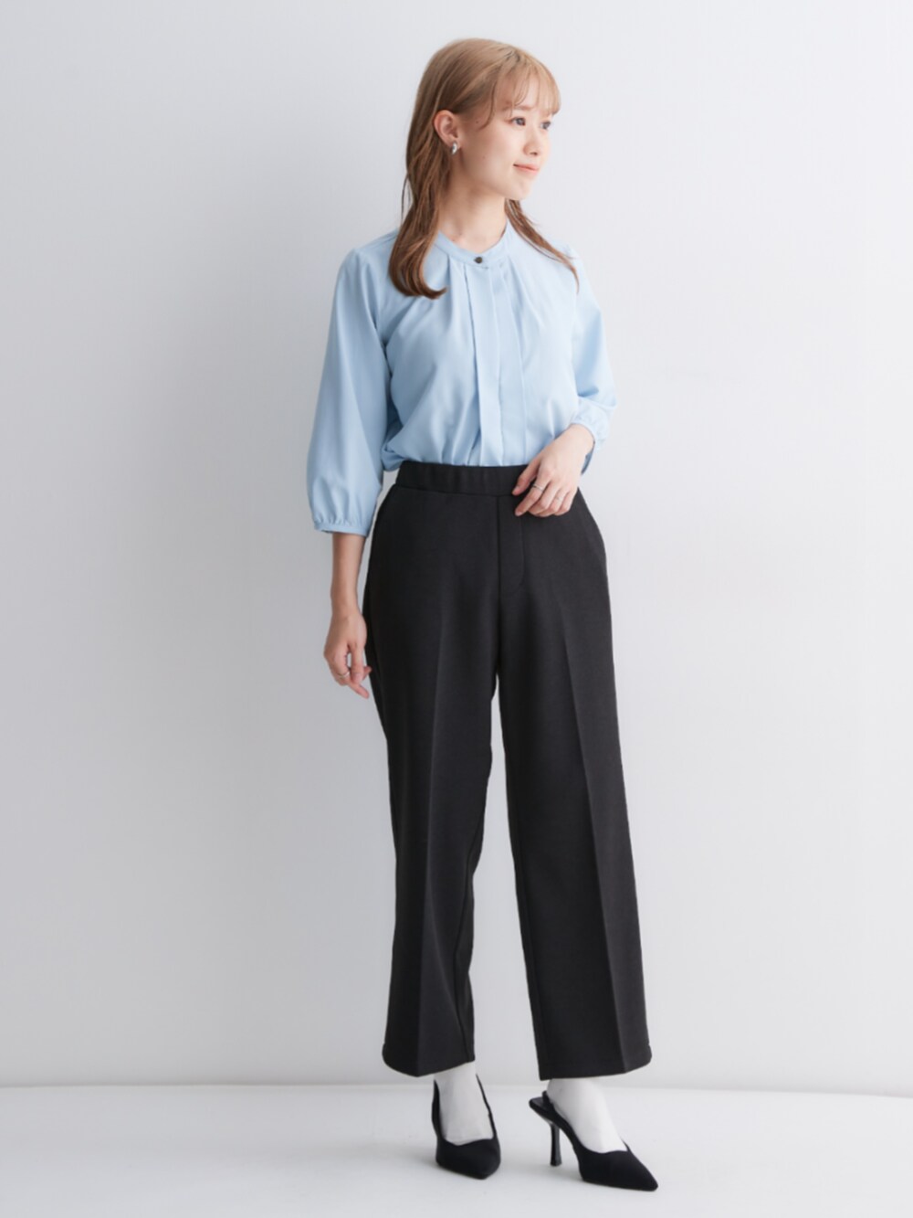 ブラック系のパンツ、ブルー系のシャツ/ブラウス、ブラック系のスラックスを着用したレディースの夏コーディネートの2枚目の写真