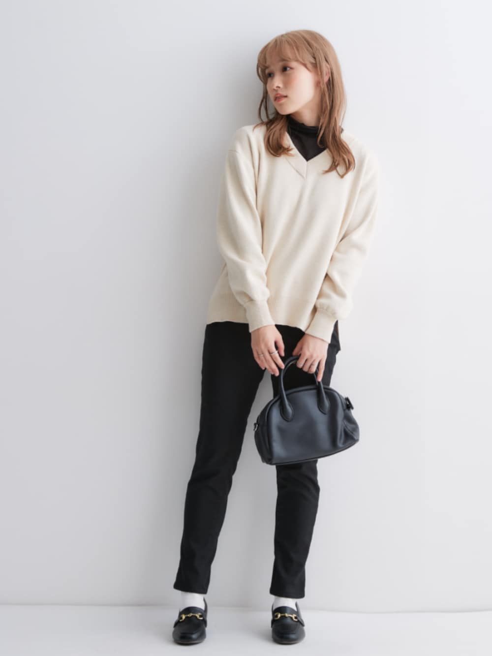 ホワイト系のTシャツ/カットソー、ホワイト系のTシャツ/カットソー、ベージュ系のニット/セーターを着用したレディースの夏コーディネートの2枚目の写真