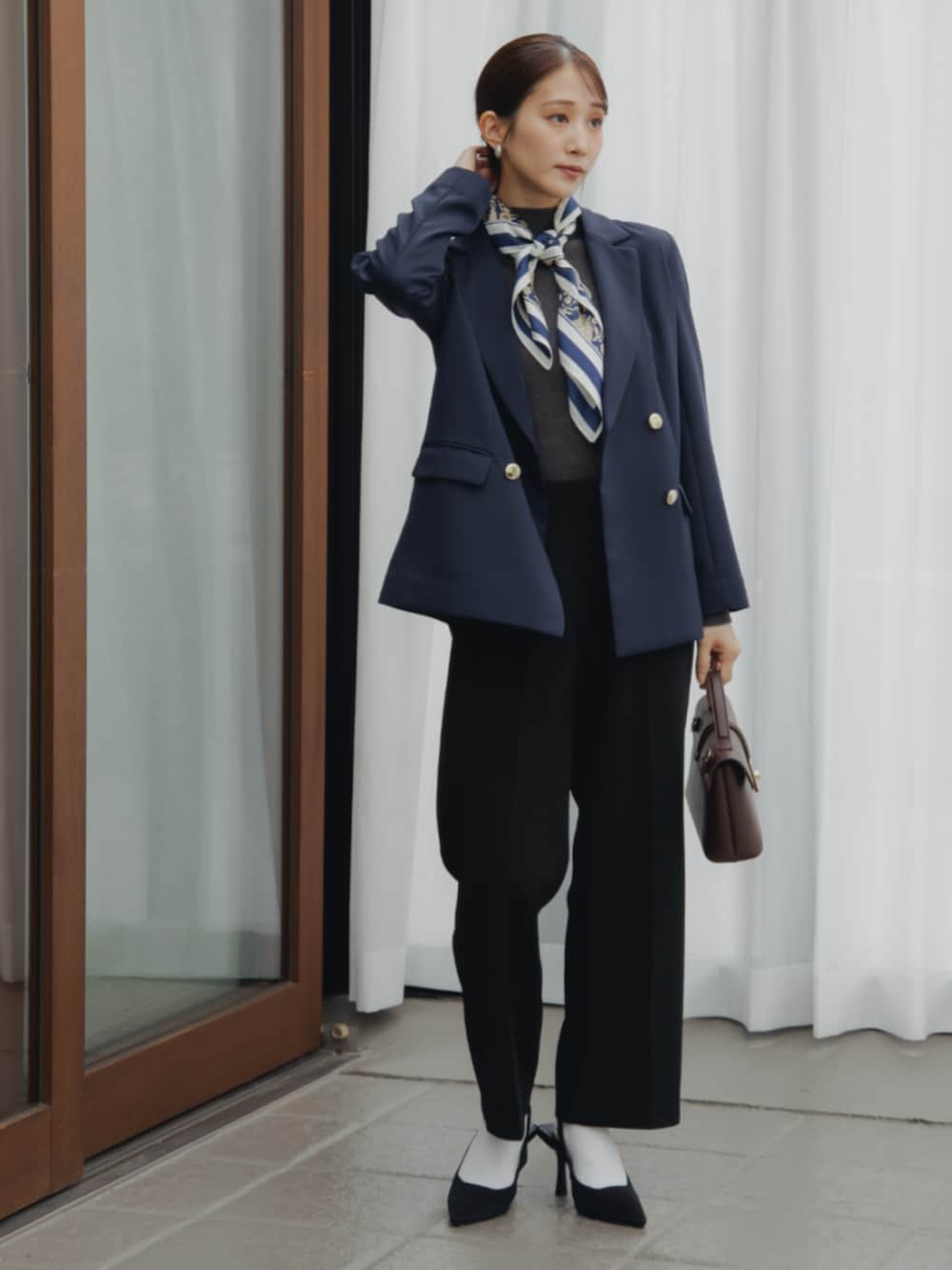 ブルー系のテーラードジャケット、ブルー系のテーラードジャケット、グレー系のニット/セーターを着用したレディースの秋コーディネートの2枚目の写真