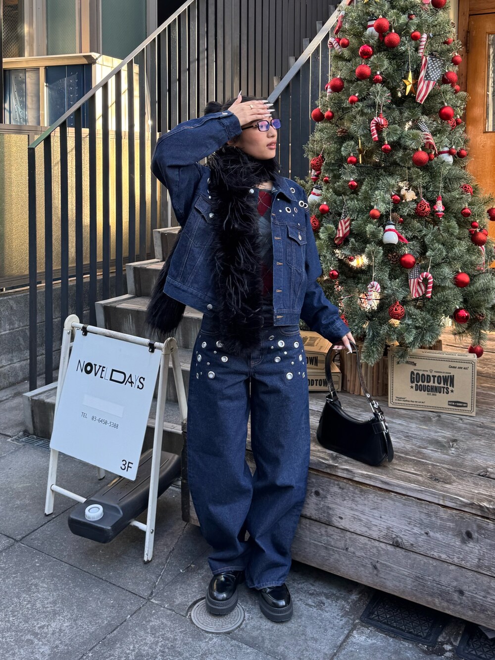 ブルー系のデニムパンツ、ブルー系のジャケット/アウターを着用したレディースの秋コーディネートの4枚目の写真