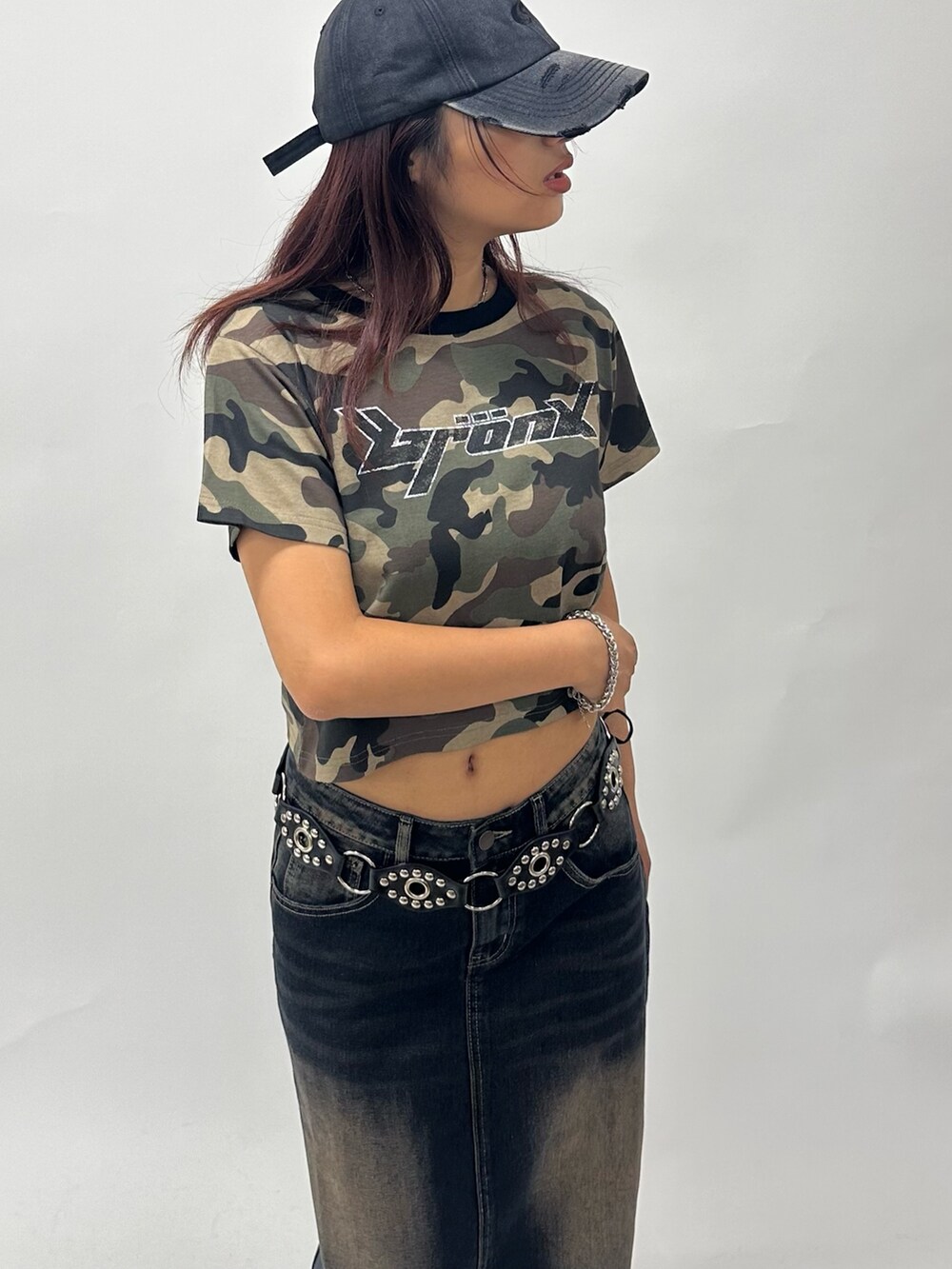 グレー系のTシャツ/カットソー、ブルー系のスカート、ブラック系のパンプスを着用したレディースの夏コーディネートの2枚目の写真