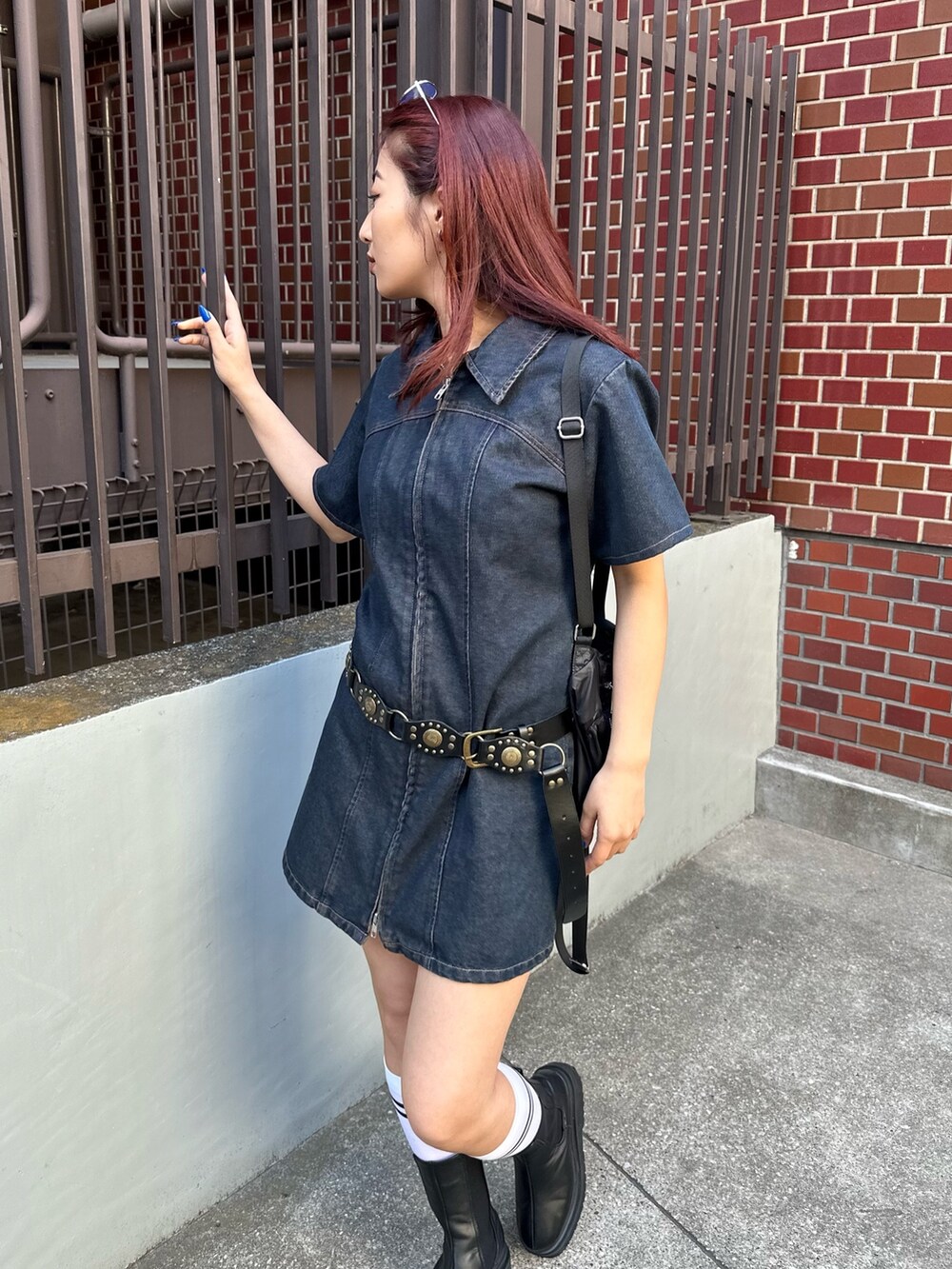 ブルー系のワンピース、ブラック系のベルトを着用したレディースの春コーディネートの2枚目の写真