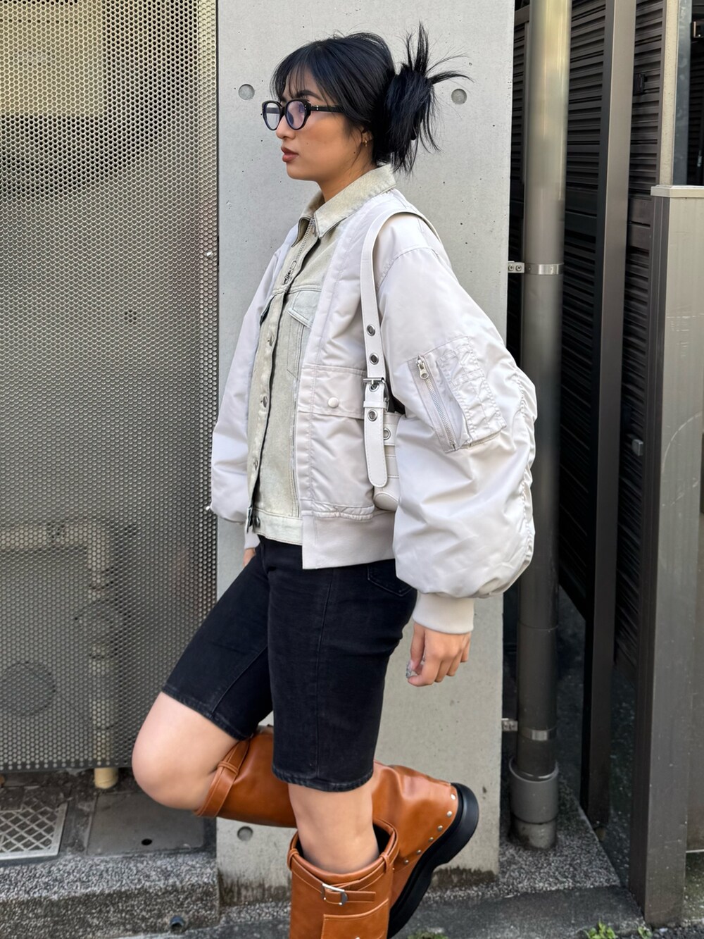 ホワイト系のブルゾンを着用したレディースの冬コーディネートの2枚目の写真