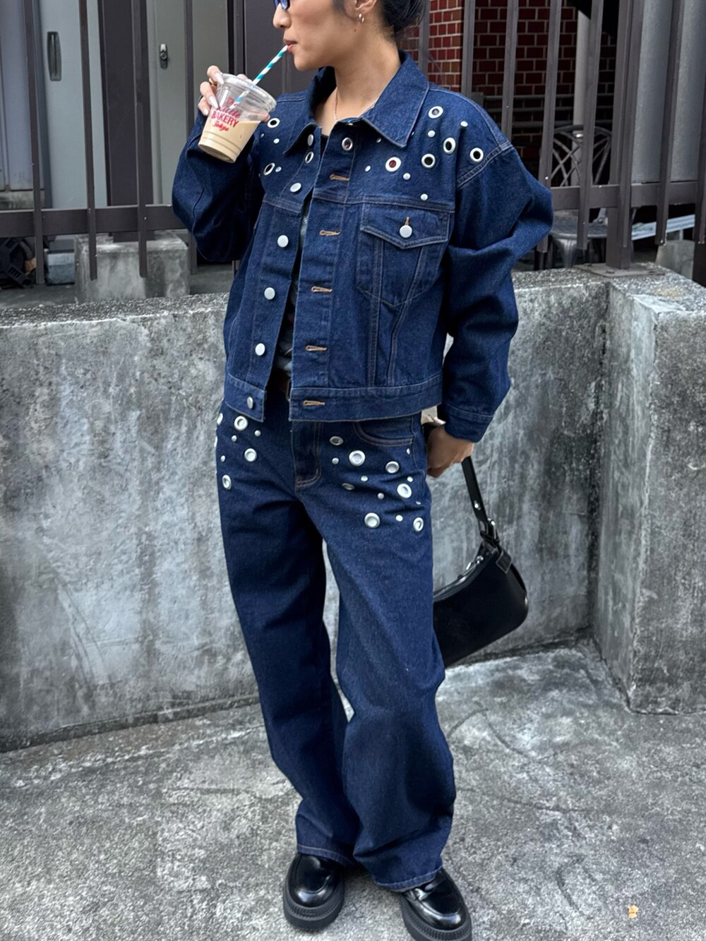 ブルー系のデニムパンツ、ブルー系のジャケット/アウターを着用したレディースの秋コーディネートの2枚目の写真