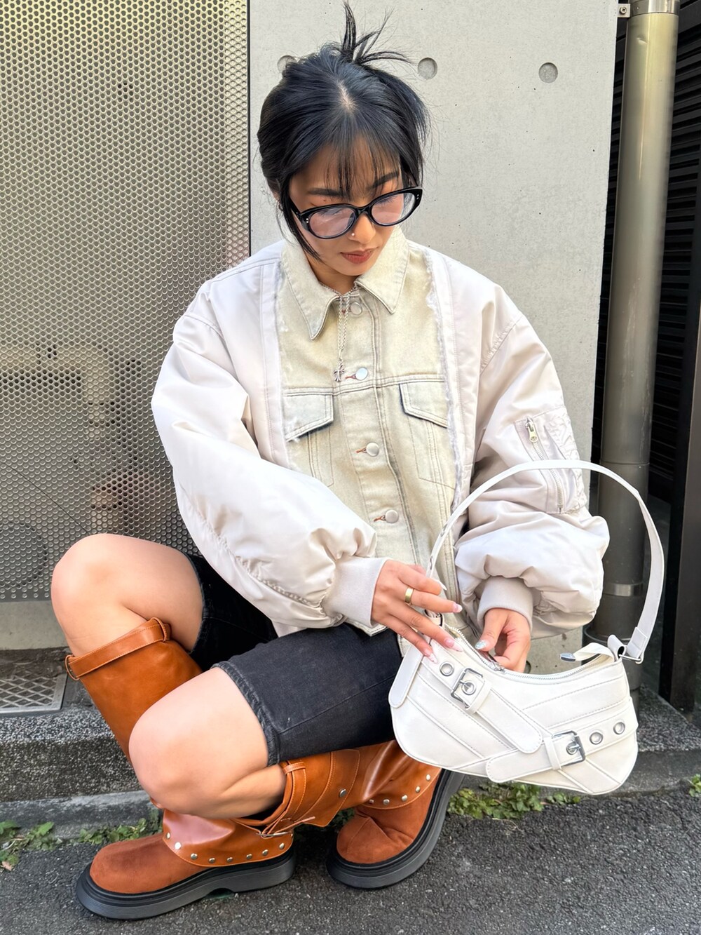 ホワイト系のブルゾンを着用したレディースの冬コーディネートの3枚目の写真