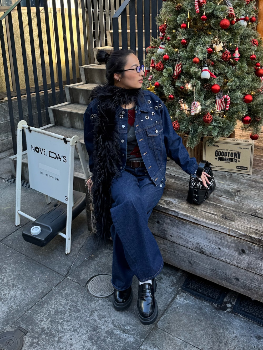 ブルー系のデニムパンツ、ブルー系のジャケット/アウターを着用したレディースの秋コーディネートの3枚目の写真