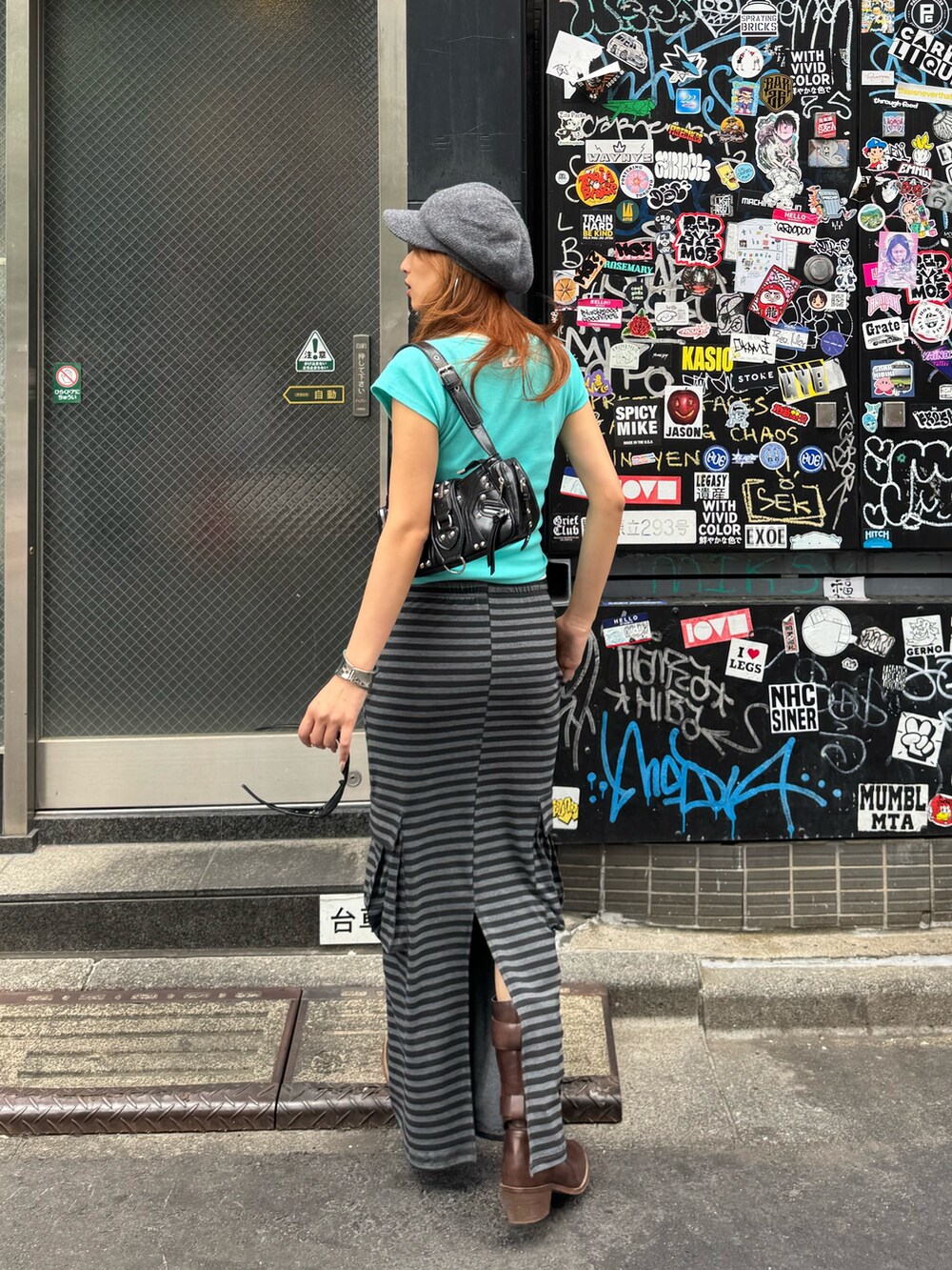 ブルー系のTシャツ/カットソーを着用したレディースの夏コーディネートの2枚目の写真