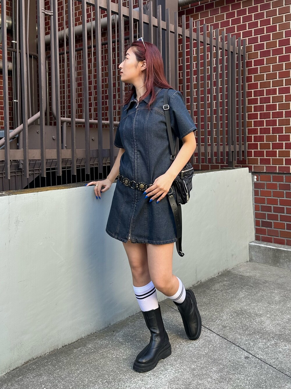 ブルー系のワンピース、ブラック系のベルトを着用したレディースの春コーディネートの3枚目の写真