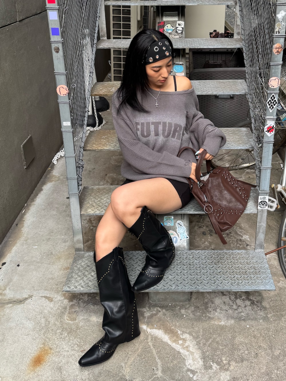 グレー系のニット/セーター、ブラック系のパンツ、ブラック系のブーツを着用したレディースの秋コーディネートの3枚目の写真