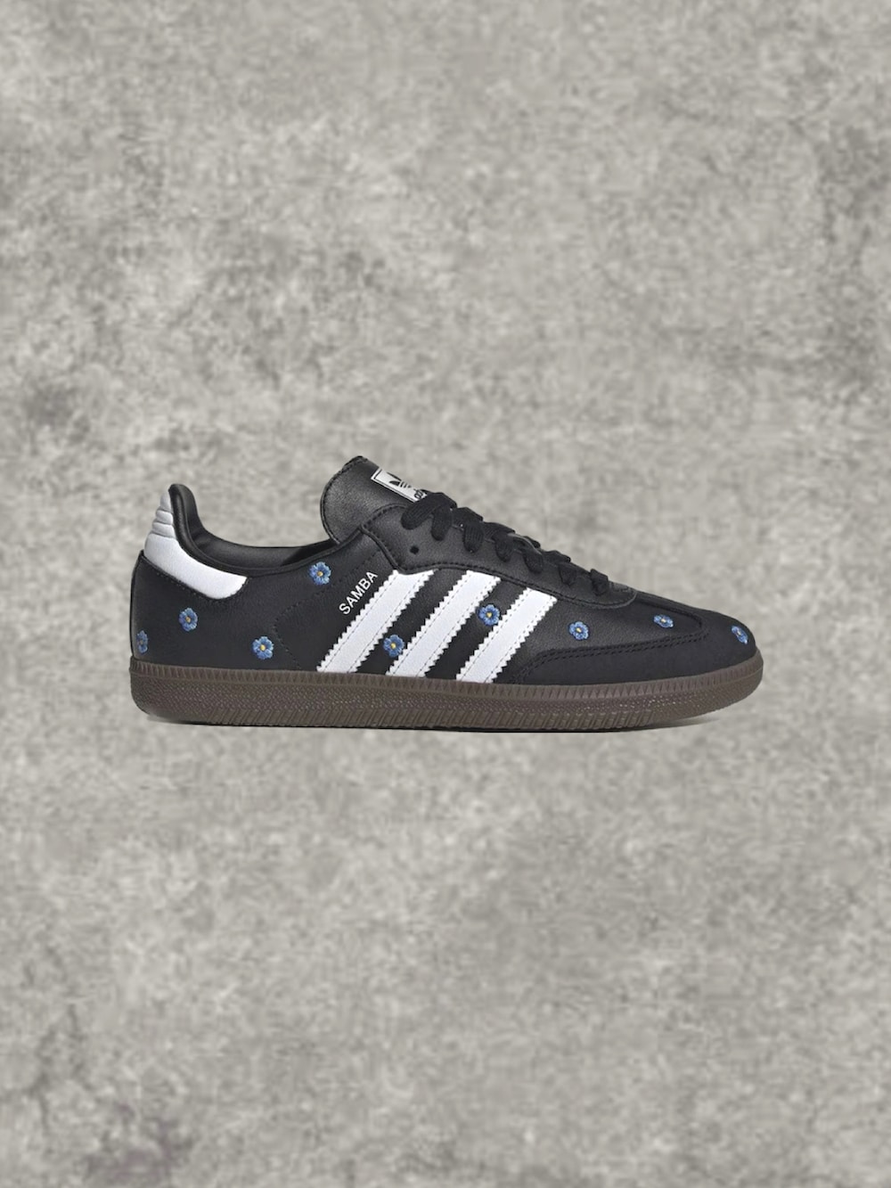 グレー系のジャケット/アウター、ブラック系のパンツ、ブラック系のスニーカーを着用したメンズの冬コーディネートの3枚目の写真