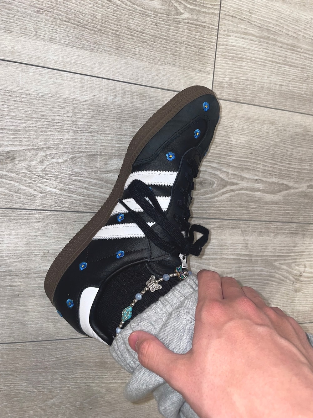 グレー系のジャケット/アウター、ブラック系のパンツ、ブラック系のスニーカーを着用したメンズの冬コーディネートの4枚目の写真