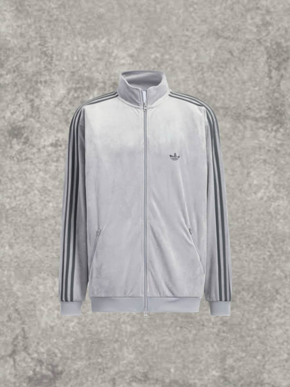 グレー系のジャケット/アウター、ブラック系のパンツ、ブラック系のスニーカーを着用したメンズの冬コーディネートの2枚目の写真