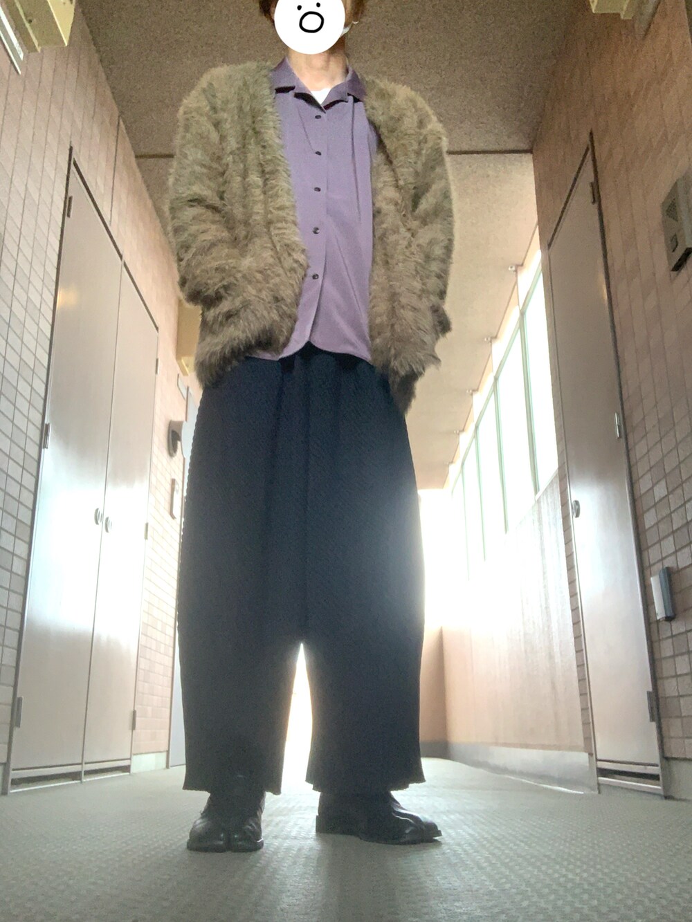 パープル系のシャツ/ブラウス、ブラック系のその他パンツ、ブラック系のドレスシューズを着用したメンズの春コーディネートの2枚目の写真