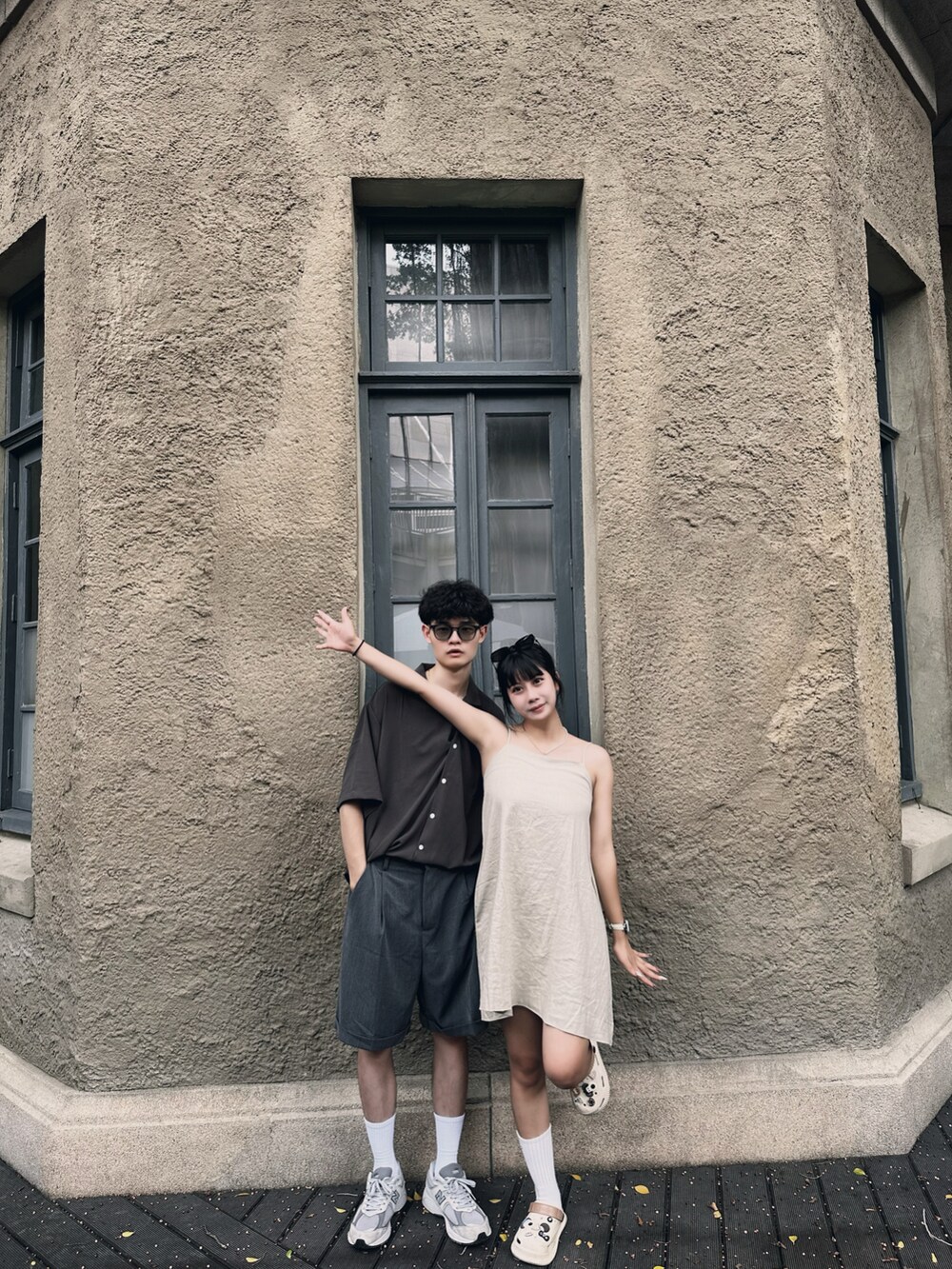 グレー系のスニーカーを着用したレディースの夏コーディネートの2枚目の写真