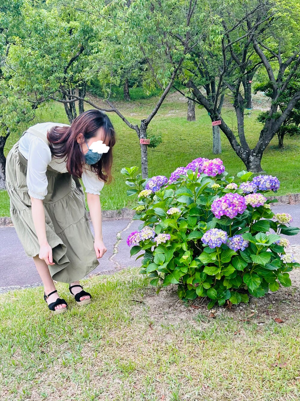 ホワイト系のシャツ/ブラウス、グリーン系のサロペット/オーバーオールを着用したレディースの春コーディネートの4枚目の写真