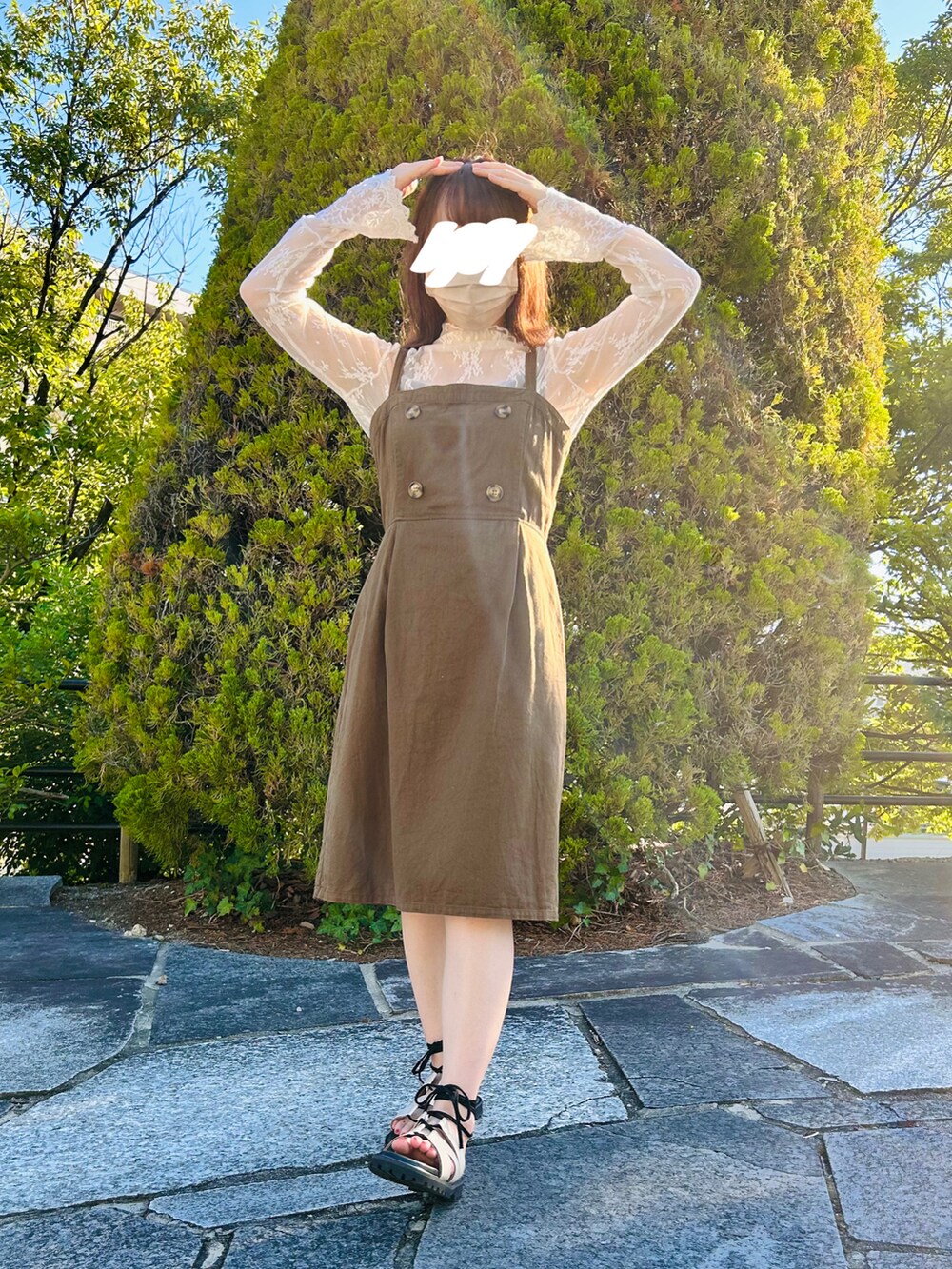 ホワイト系のTシャツ/カットソー、ホワイト系のサンダルを着用したレディースの夏コーディネートの2枚目の写真