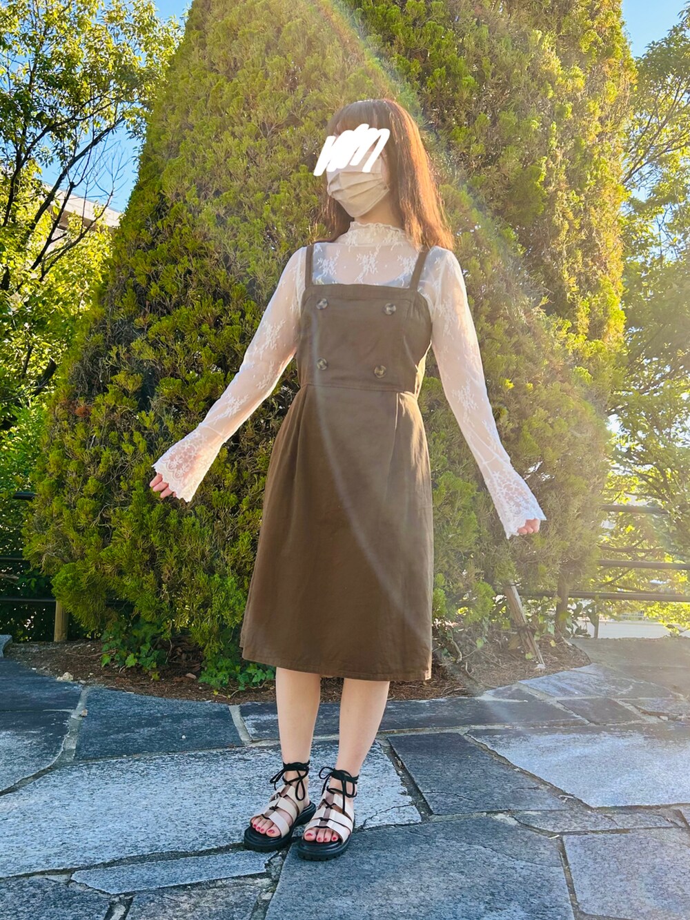 ホワイト系のTシャツ/カットソー、ホワイト系のサンダルを着用したレディースの夏コーディネートの3枚目の写真