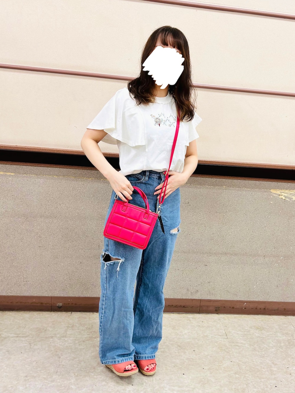 ブルー系のデニムパンツ、ピンク系のショルダーバッグ、ホワイト系のTシャツ/カットソーを着用したレディースの夏コーディネートの2枚目の写真