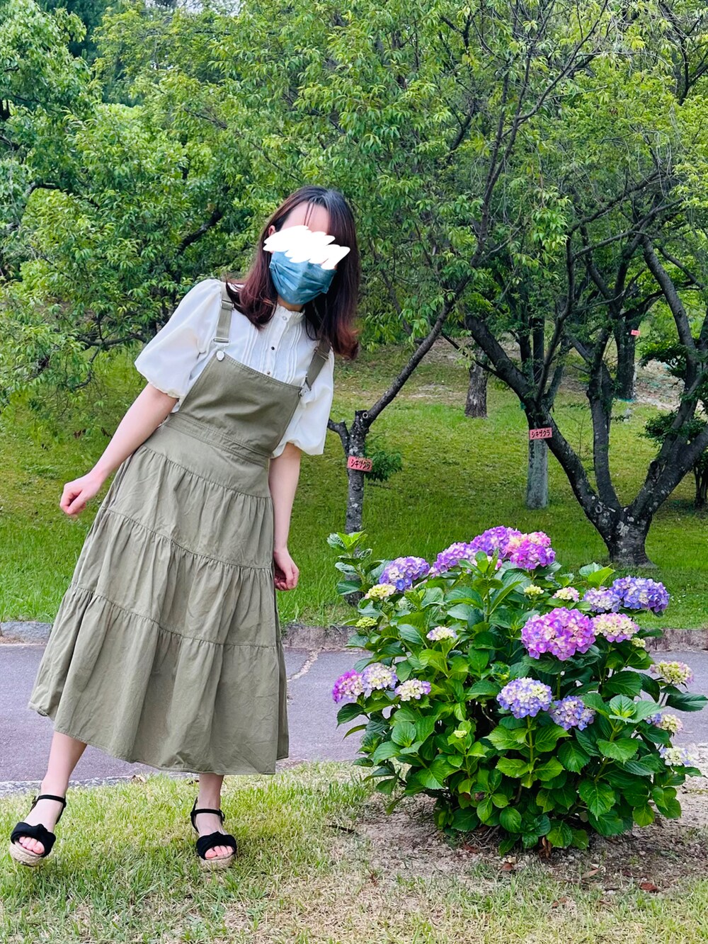 ホワイト系のシャツ/ブラウス、グリーン系のサロペット/オーバーオールを着用したレディースの春コーディネートの3枚目の写真