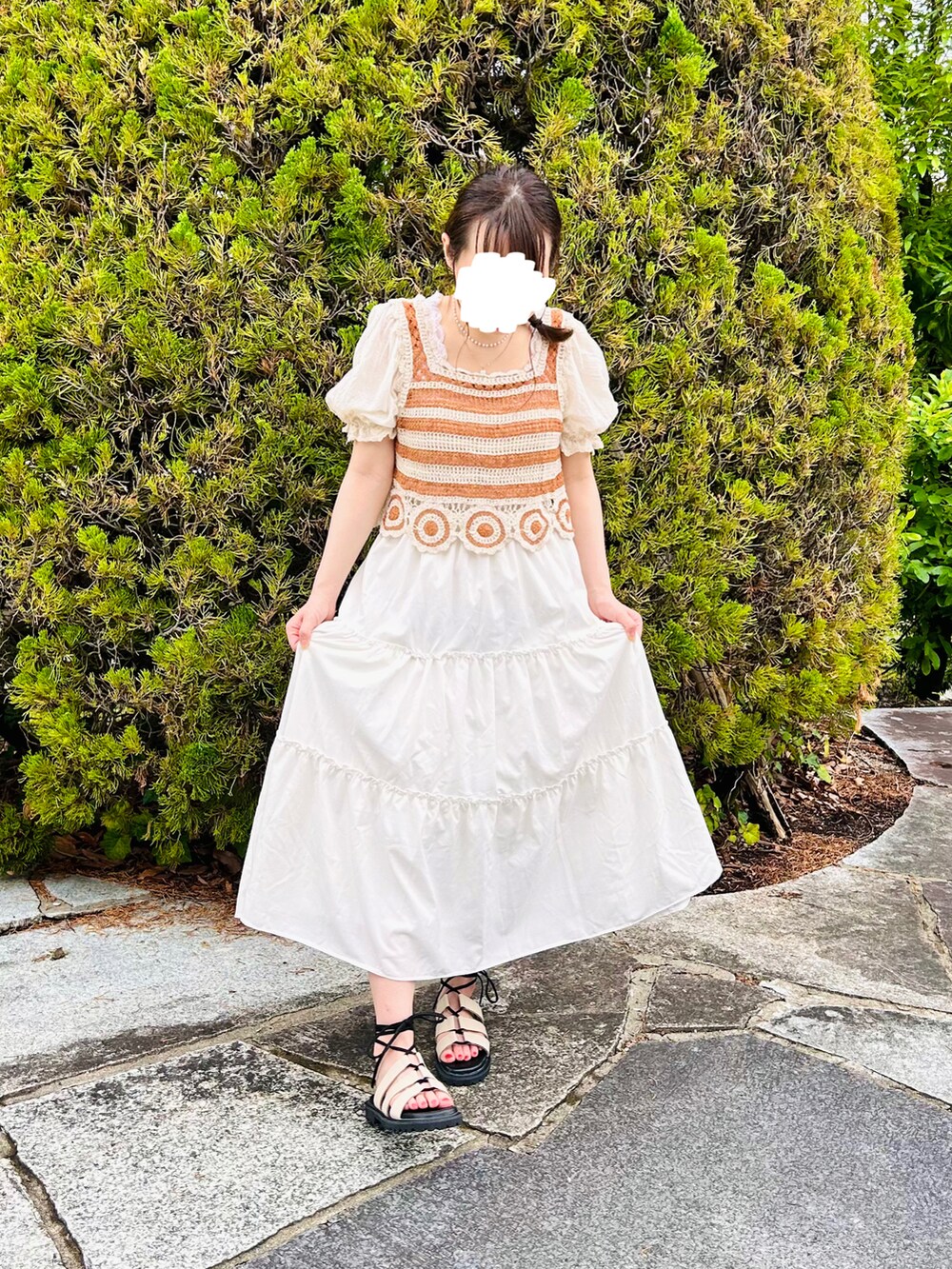 ホワイト系のサンダル、ホワイト系のスカート、オレンジ系のTシャツ/カットソーを着用したレディースの夏コーディネートの3枚目の写真