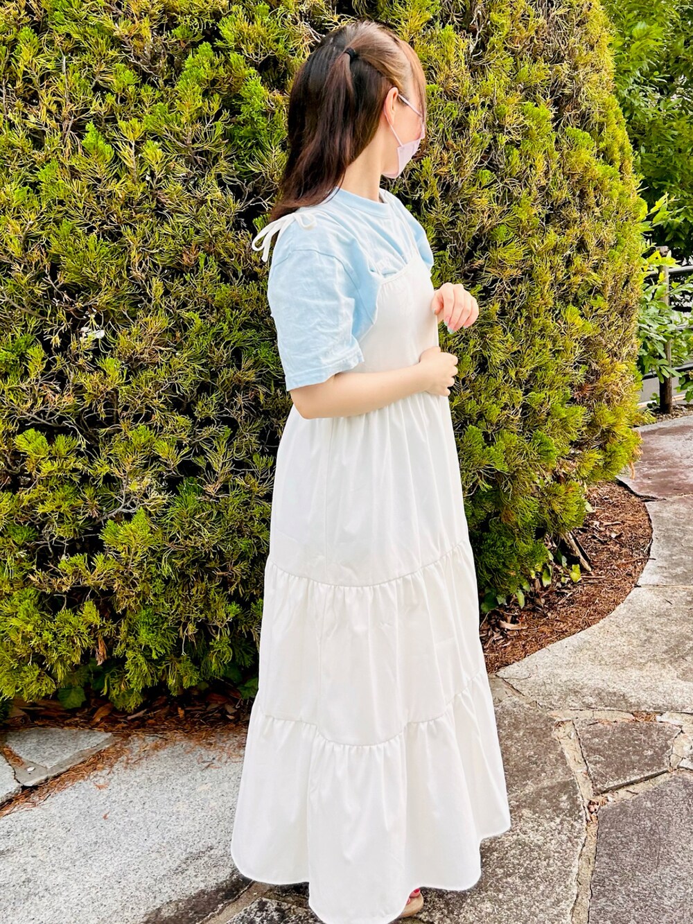 ホワイト系のワンピース、ブルー系のTシャツ/カットソーを着用したレディースの夏コーディネートの3枚目の写真