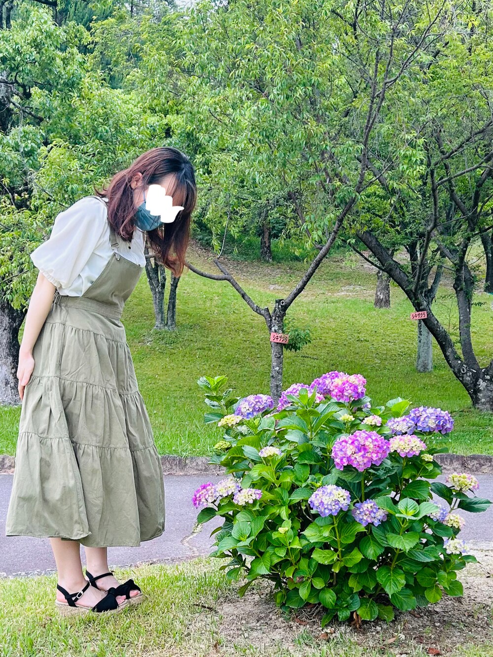 ホワイト系のシャツ/ブラウス、グリーン系のサロペット/オーバーオールを着用したレディースの春コーディネートの2枚目の写真