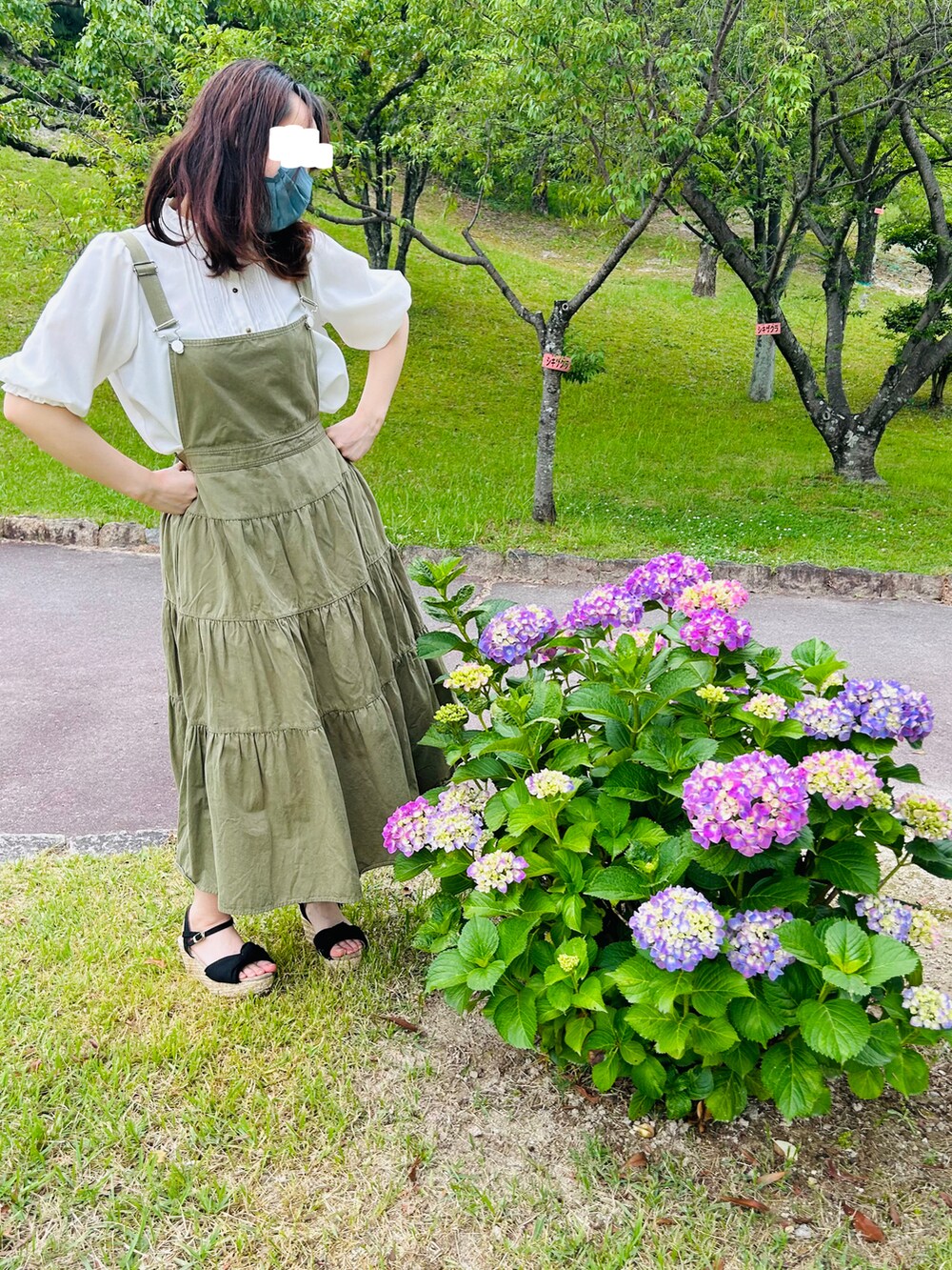 ホワイト系のシャツ/ブラウス、グリーン系のサロペット/オーバーオールを着用したレディースの春コーディネートの5枚目の写真