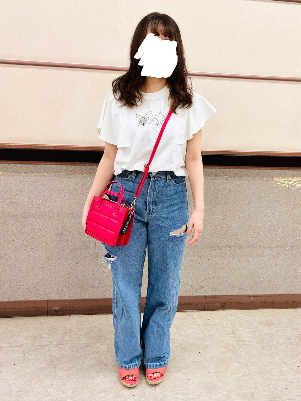 ブルー系のデニムパンツ、ピンク系のショルダーバッグ、ホワイト系のTシャツ/カットソーを着用したレディースの夏コーディネートの3枚目の写真