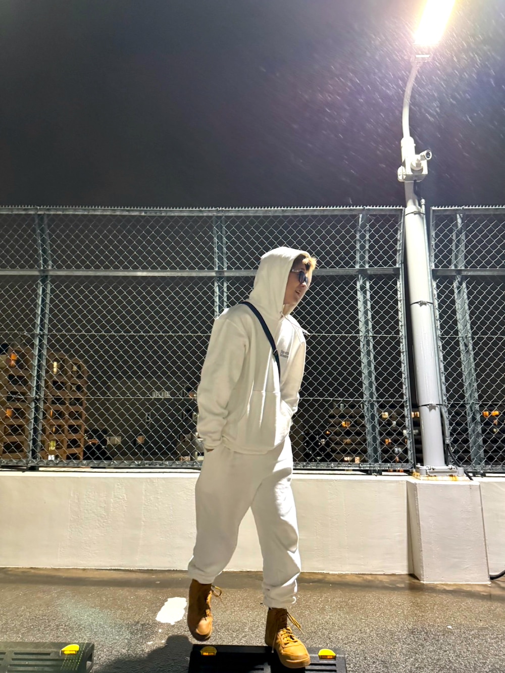 ベージュ系のスニーカー、ホワイト系のパーカーを着用したメンズの秋コーディネートの2枚目の写真