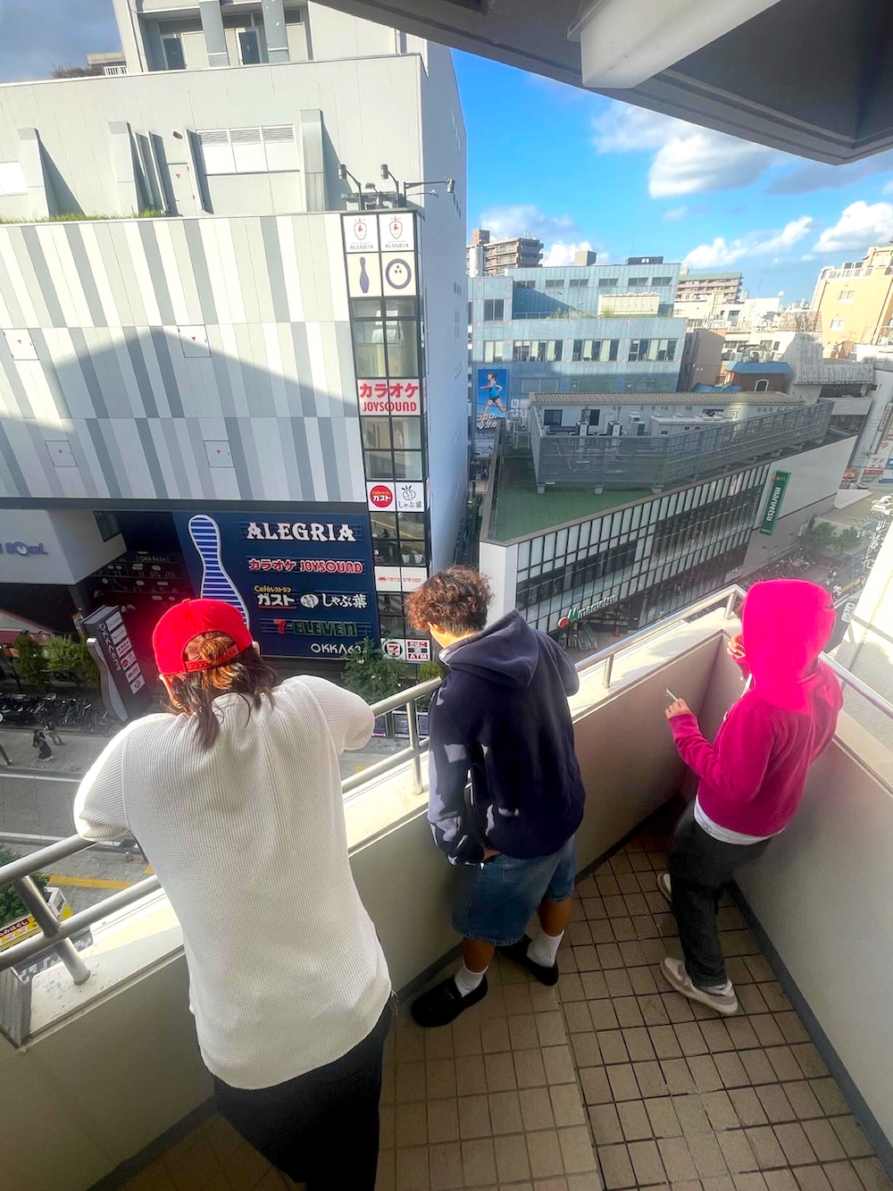 ベージュ系のスニーカー、ホワイト系のパーカーを着用したメンズの秋コーディネートの4枚目の写真