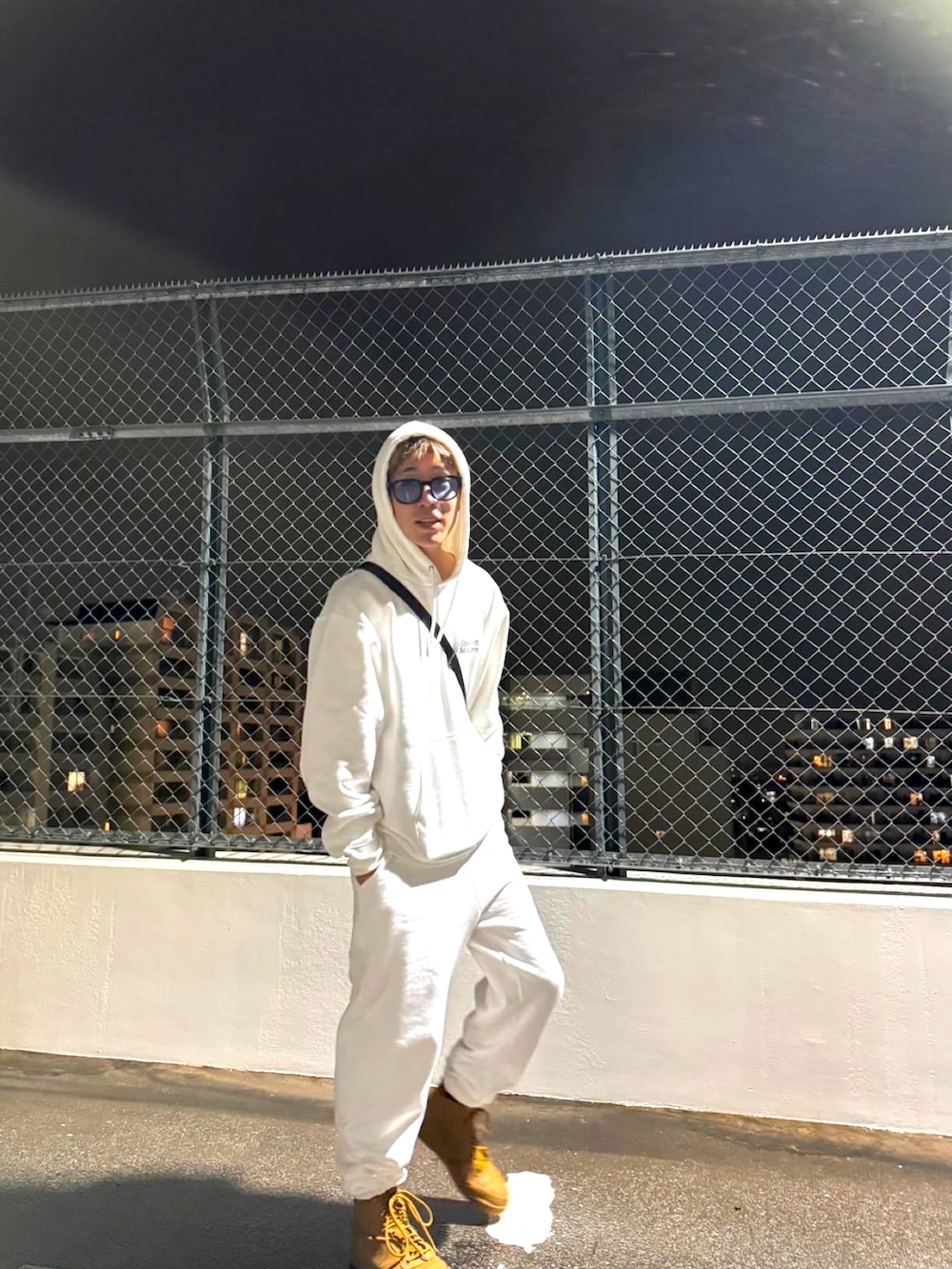 ベージュ系のスニーカー、ホワイト系のパーカーを着用したメンズの秋コーディネートの3枚目の写真