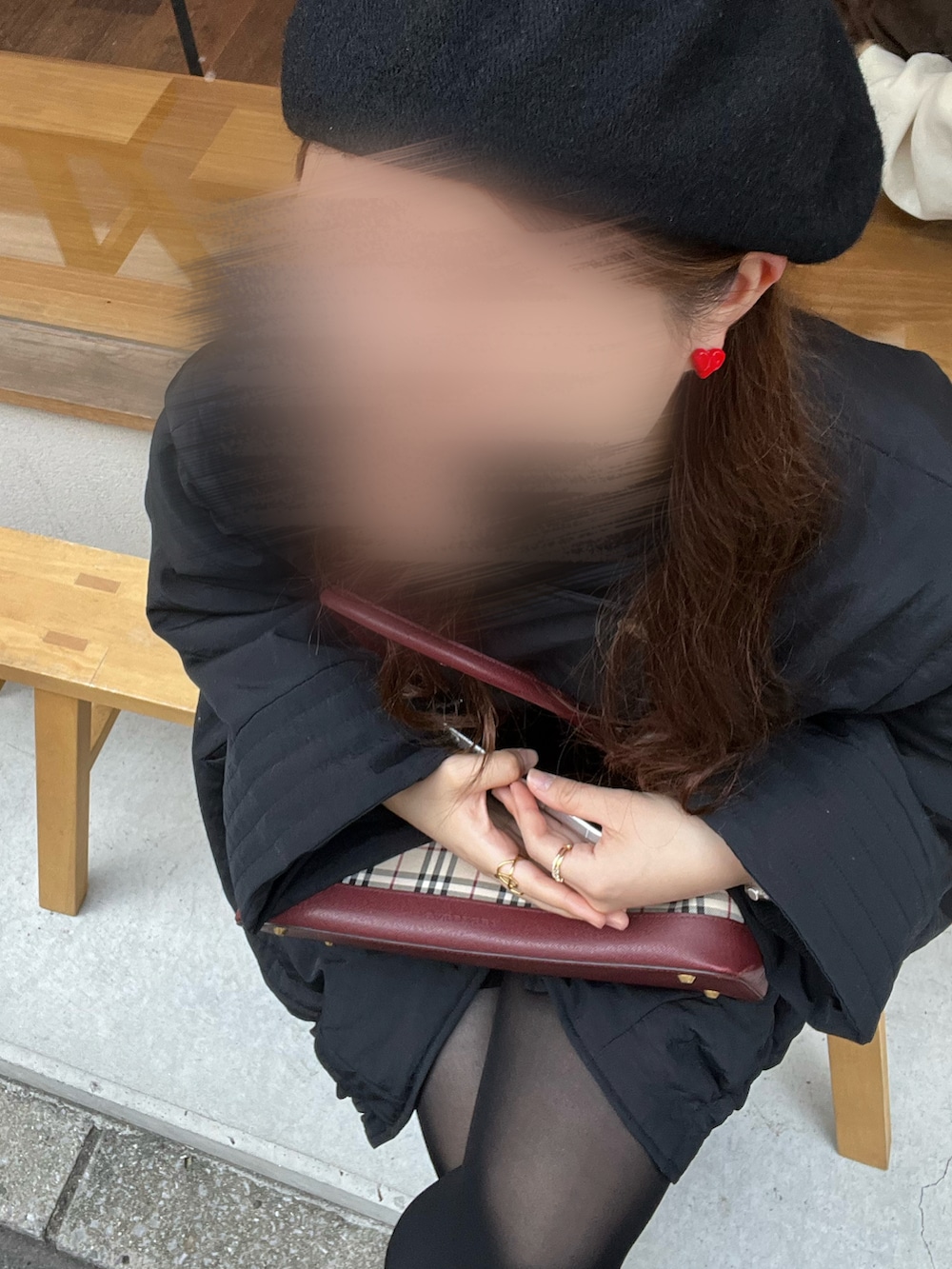 ブラック系のつなぎ/オールインワン、ブラック系のその他アウター、ブラウン系のシューズを着用したレディースの冬コーディネートの2枚目の写真