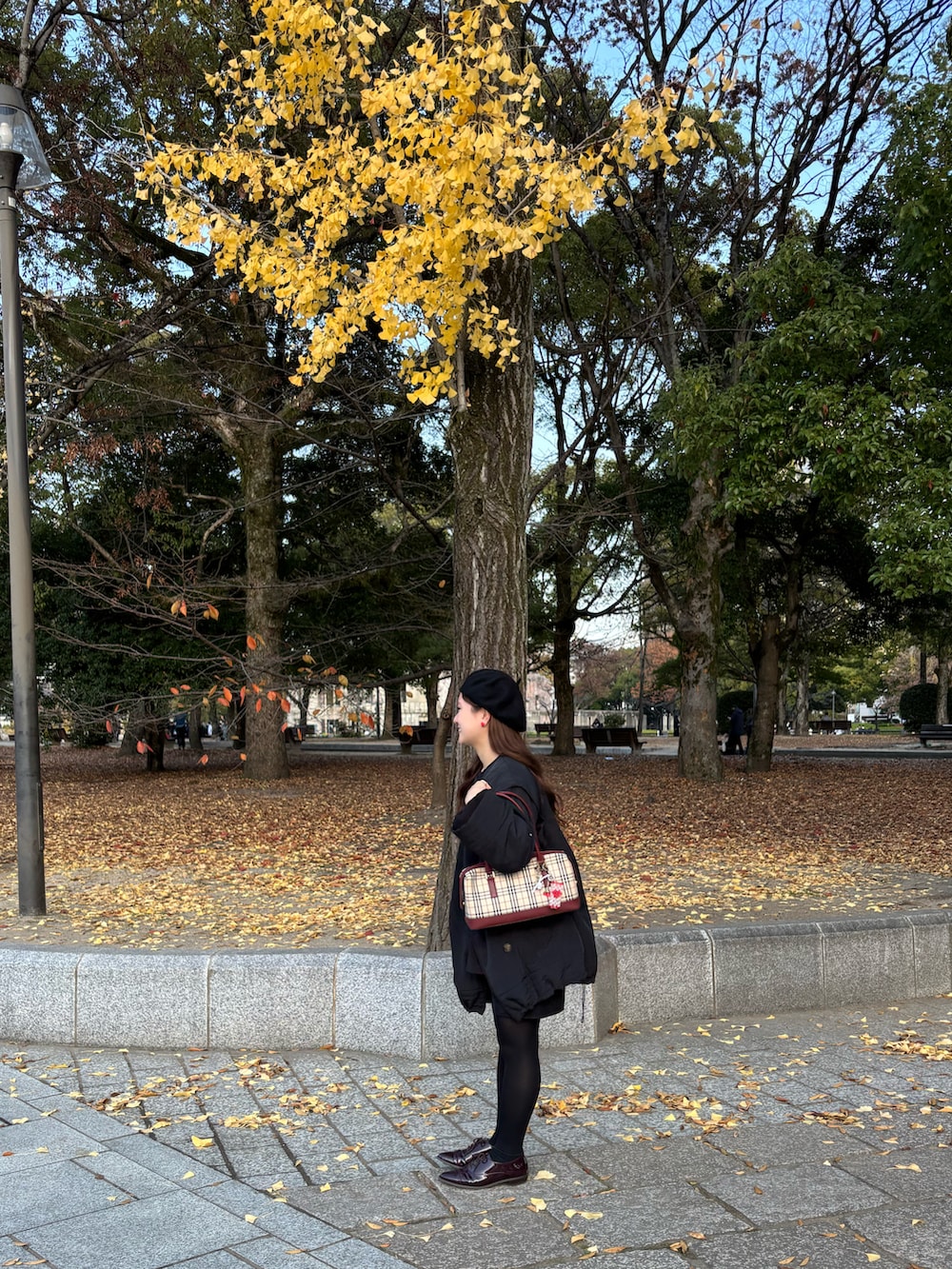 ブラック系のつなぎ/オールインワン、ブラック系のその他アウター、ブラウン系のシューズを着用したレディースの冬コーディネートの3枚目の写真