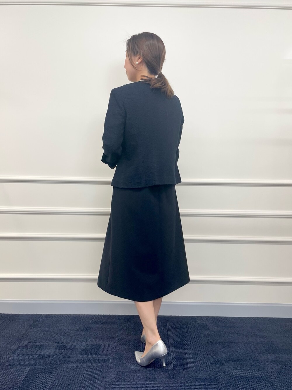 「ワンピース、ジャケット、ジャケットスタイル、ネイビーコーデ、ママコーデ、セレモニー、入学式、卒業式、卒園式、キレイめ、パールネックレス、シルバーシューズ、シルバーパンプス、レザーバッグ、ママファッション」｜「NOLLEY’Sのコットンパール12mm ピアス（ピアス（両耳用）、ホワイト系）」を使った、ISHIDAさん（レディース・158cm）の冬コーディネートの5枚目の写真