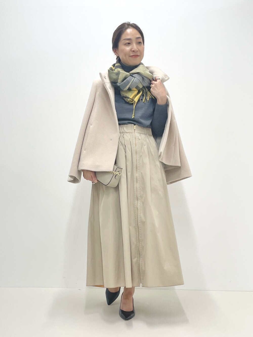 「スカート、ショートコート、ショート丈トップス、ショートジャケット、コートコーデ、毎日コーデ、綺麗めコーデ、キレイめ、お仕事コーデ、きちんとスタイル、チェックストール、ストール、タフタスカート」｜「NOLLEY’Sのアイテム（スカート、オレンジ系）」を使った、ISHIDAさん（レディース・158cm）の秋コーディネートの5枚目の写真