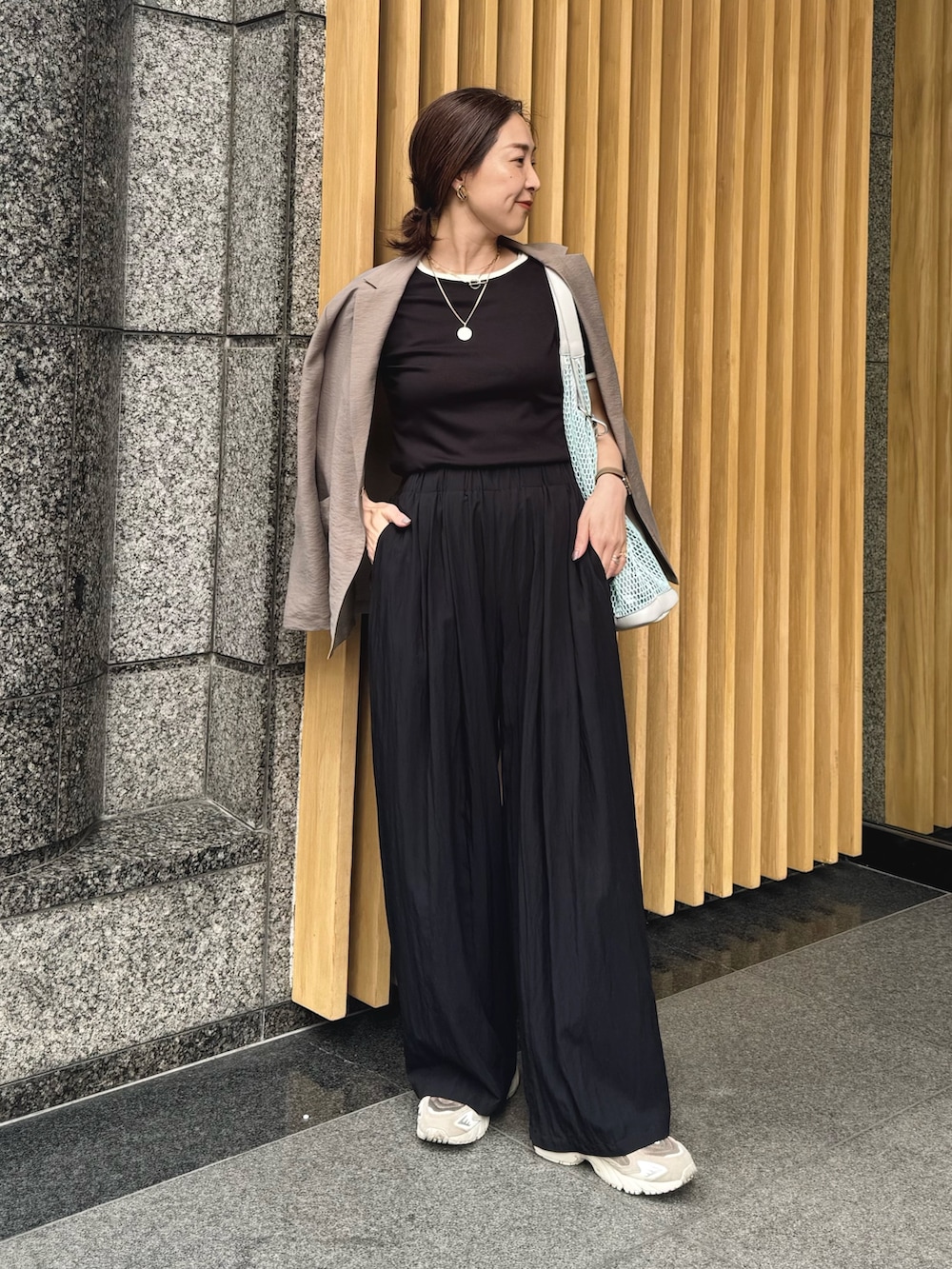 「ワイドパンツ、春夏コーデ、シンプルコーデ、きれいめカジュアル、休日スタイル、スニーカー、トートバッグ、大人カジュアルコーデ、リラックススタイル、夏服、着回しコーデ、ワントーンコーデ、Tシャツコーデ、お洒落さんとつながりたい、マクウェル」|「NOLLEY’Sの【MAQWEL/マクウェル】リンガーリブ半袖Tシャツ(Tシャツ/カットソー、ブラック系)」を使った、ISHIDAさん(レディース・158cm)の春コーディネートの6枚目の写真