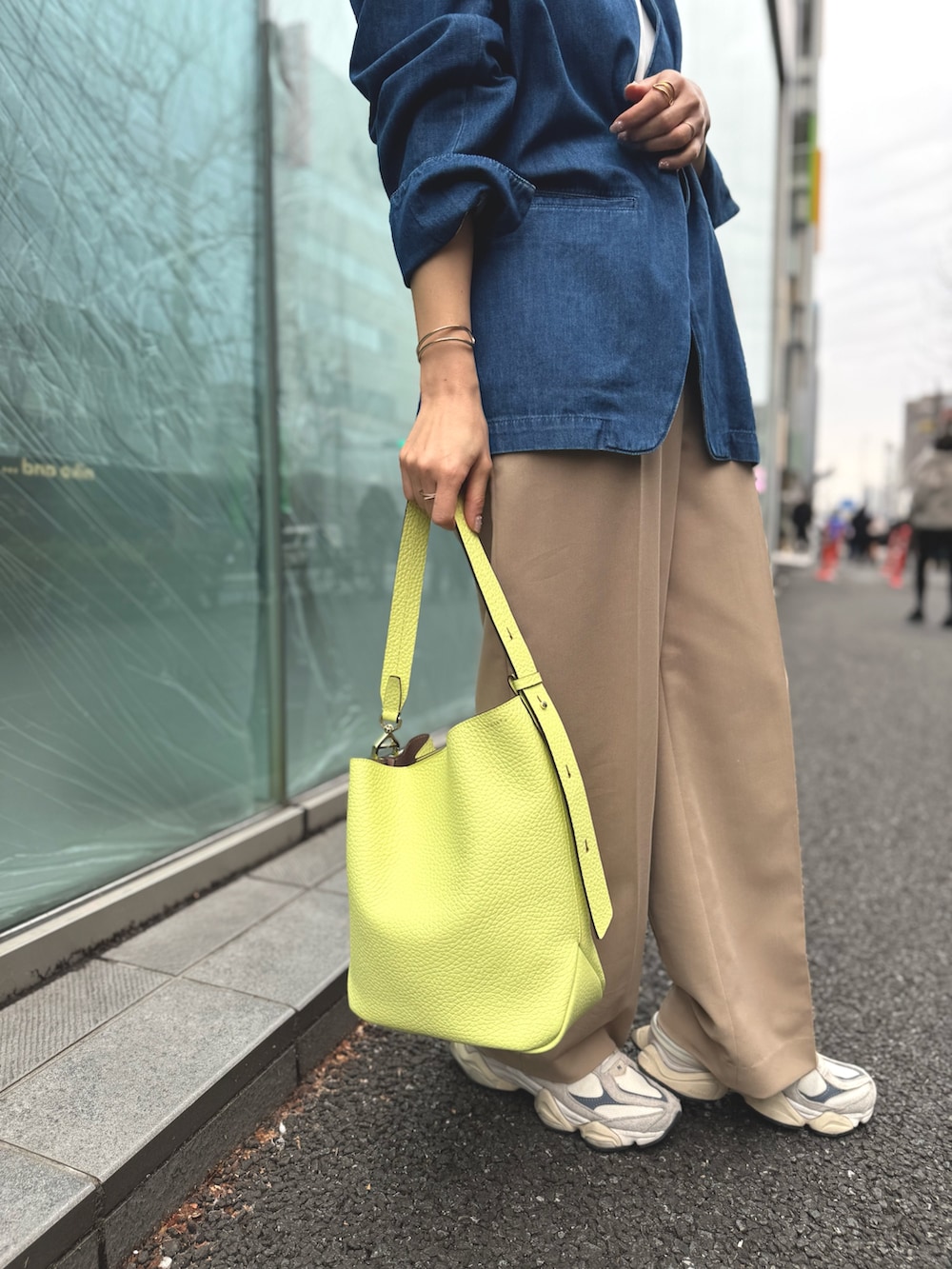 「春コーデ、シンプルスタイル、ゆるコーデ、大人女子、春先取り、デニムコーデ、お仕事コーデ」|「LORISTELLAのアシメワンハンドルバッグmade in Italy(ショルダーバッグ、イエロー系)」を使った、ISHIDAさん(レディース・158cm)の春コーディネートの6枚目の写真