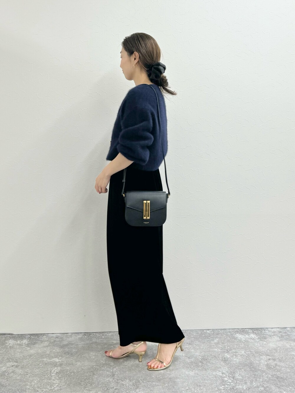 「カーディガン、ふわふわ、ヘアリーニット、ショート丈トップス、ショートカーディガン、短丈、ベロア、ベロアスカート、ブローチ、デメリエー、サテンシャツ、サテンシュシュ、ママコーデ、ママファッション、大人カジュアル」|「NOLLEY’Sのウォッシャブルベロアセミタイトスカート(スカート、ブラック系)」を使った、ISHIDAさん(レディース・158cm)の秋コーディネートの2枚目の写真