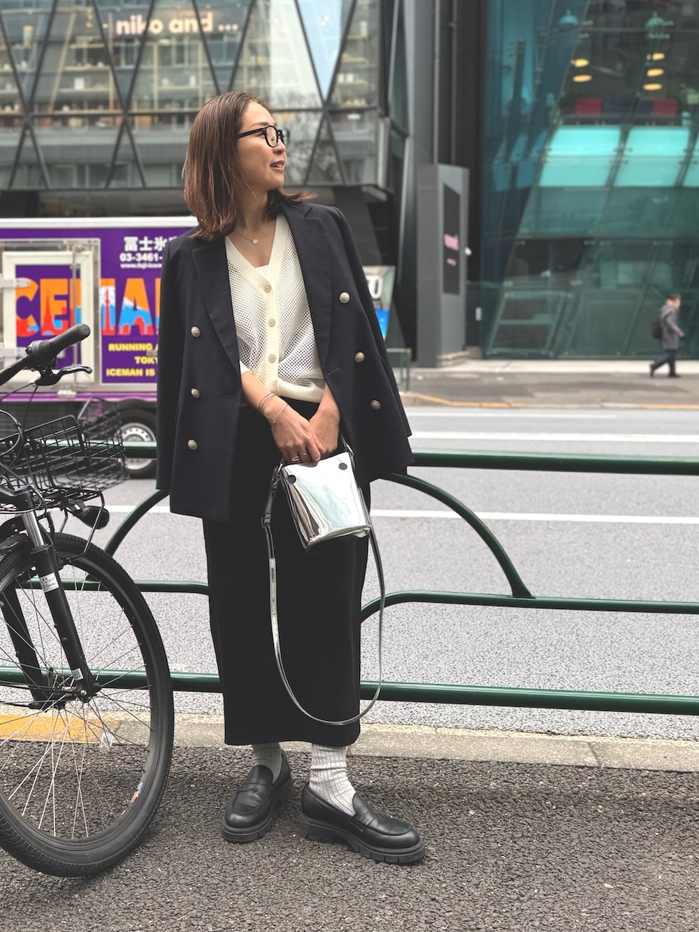 「ショルダーバッグ、大人カジュアル、カーディガン、お出かけコーデ、メガネ女子、トートバッグ、春夏コーデ、シンプルコーデ、キレイめカジュアル、着回しコーデ、ローファー、ロングスカート、スニーカーコーデ」|「NOLLEY’Sのブッチャーダブルジャケット(テーラードジャケット、ブルー系)」を使った、ISHIDAさん(レディース・158cm)の春コーディネートの8枚目の写真