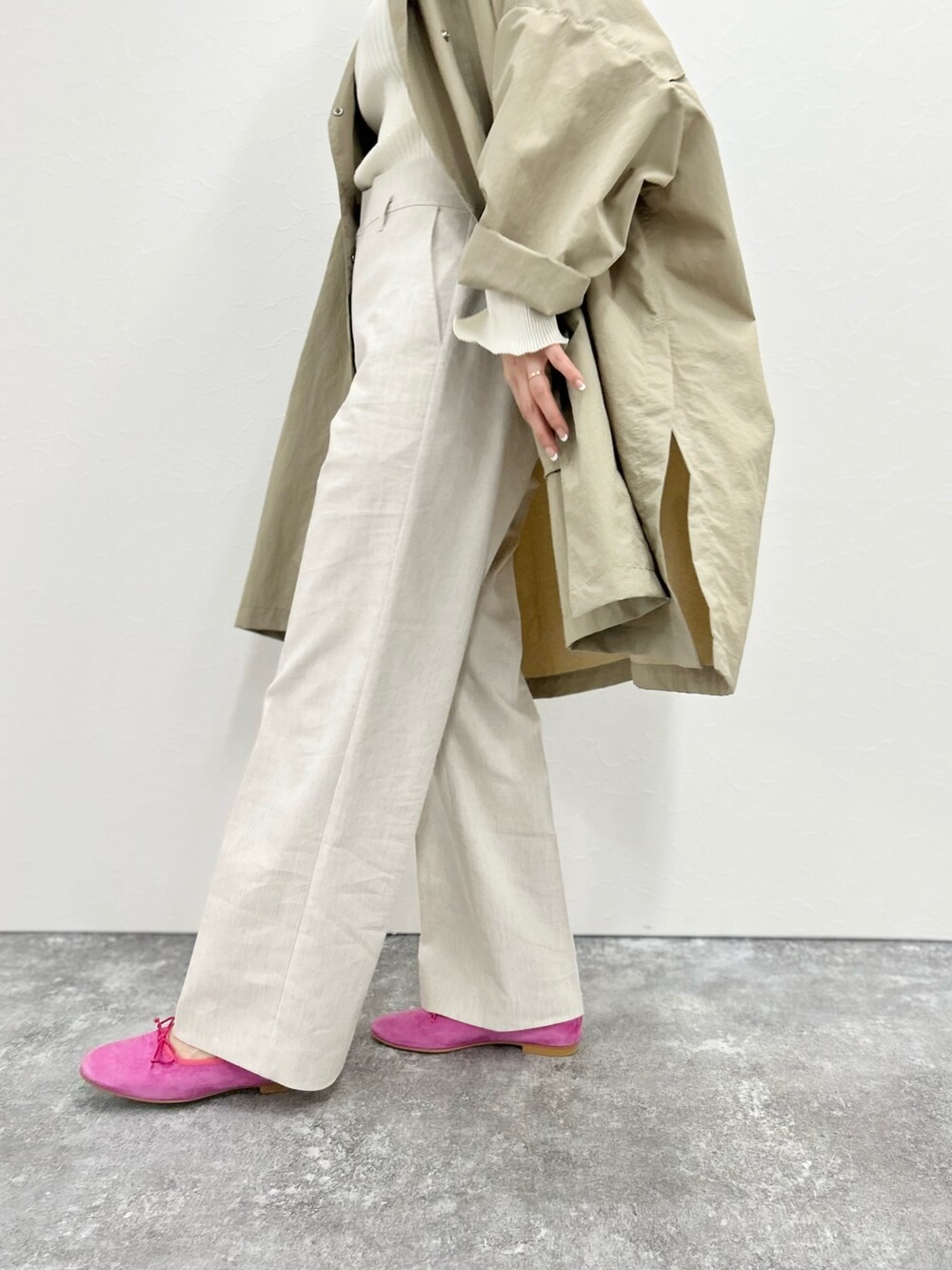 「ピンク、春服みてみて、休日スタイル、トレンチコート、春コーデ、ワイドパンツ、ベージュ、ベージュコーデ、ベージュパンツ、春アウター、パンツコーデ、バレエシューズ」｜「NOLLEY’Sのウォッシャブル撥水タフタオーバーコート（その他アウター、ベージュ系）」を使った、ISHIDAさん（レディース・158cm）の春コーディネートの6枚目の写真