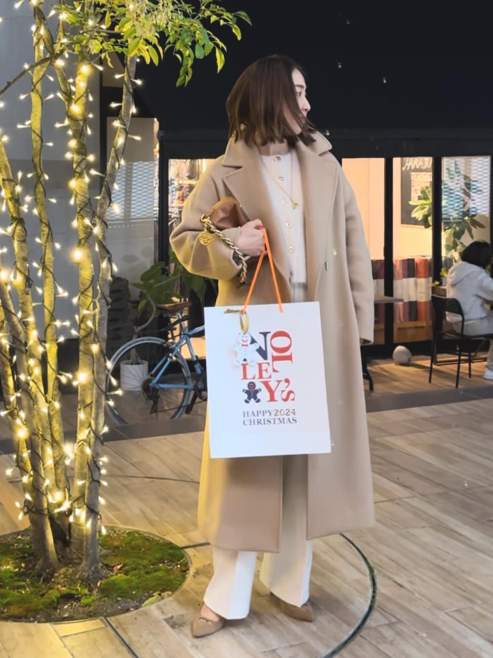 「コート、コートスタイル、コートコーデ、キャメルアウター、ロングワンピース、ロングコート、パンツスタイル、白パンツ、ベージュコーデ、白コーデ、ホワイトコーデ、ミニバッグ、冬アウター、オトナカジュアル、お出かけコーデ」|「NOLLEY’Sのハンドステッチベルテッドコート(その他アウター、イエロー系)」を使った、ISHIDAさん(レディース・158cm)の秋コーディネートの3枚目の写真