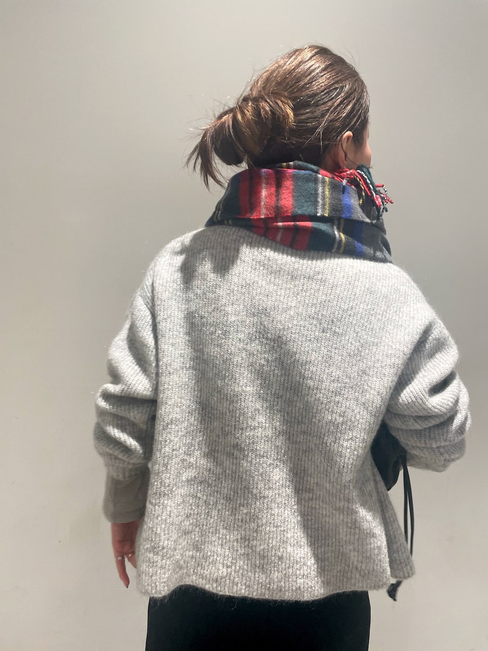 ブラック系のその他パンツ、ブラック系のショルダーバッグ、シルバー系のTシャツ/カットソーを着用したレディースの冬コーディネートの7枚目の写真